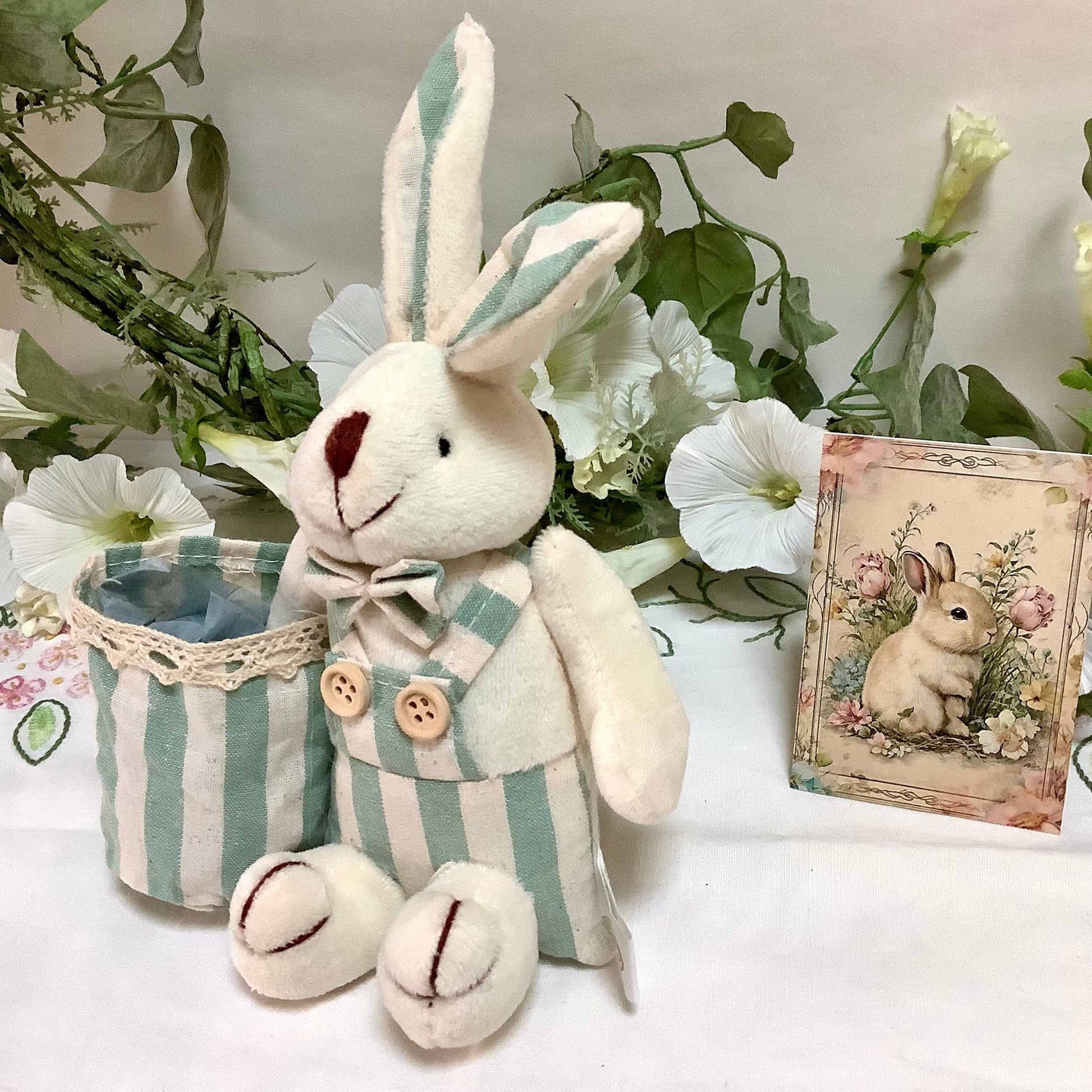 Lapin blanc peluche sac rayures vertes décoration pâques 