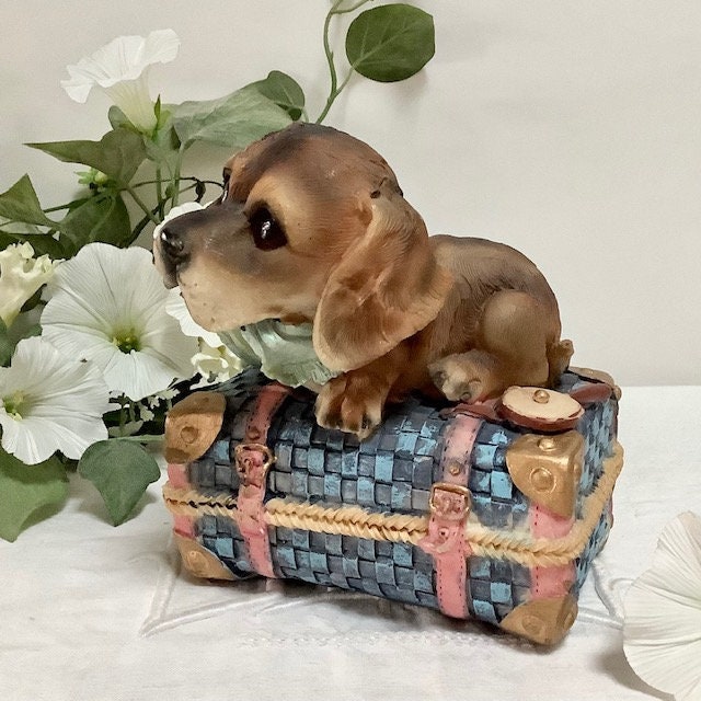 Tirelire chien valise résine ht 13.5 cm vintage