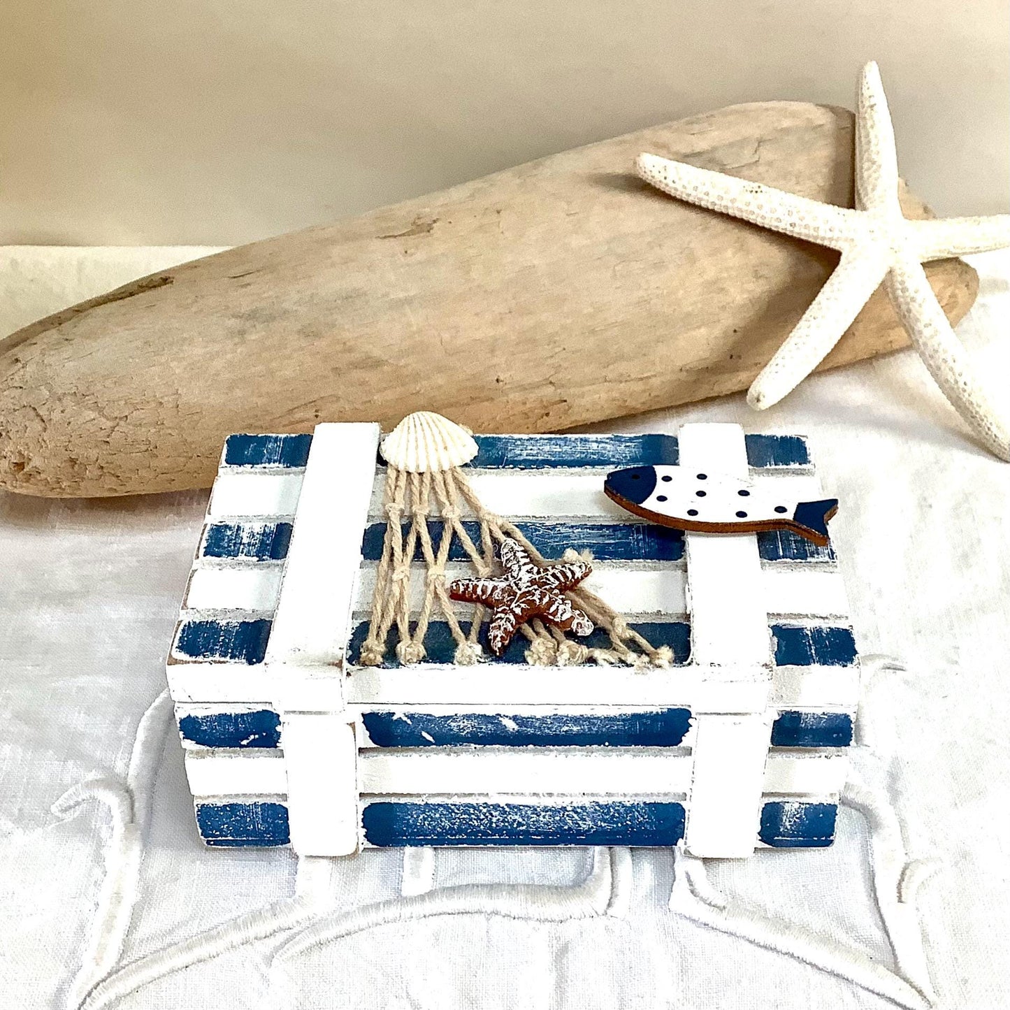boîte ou coffret en bois bleu et blanc vintage décoration marine