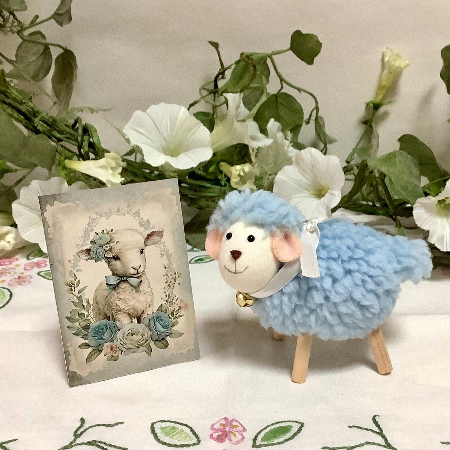 Mouton peluche bleu décoration pâques 
