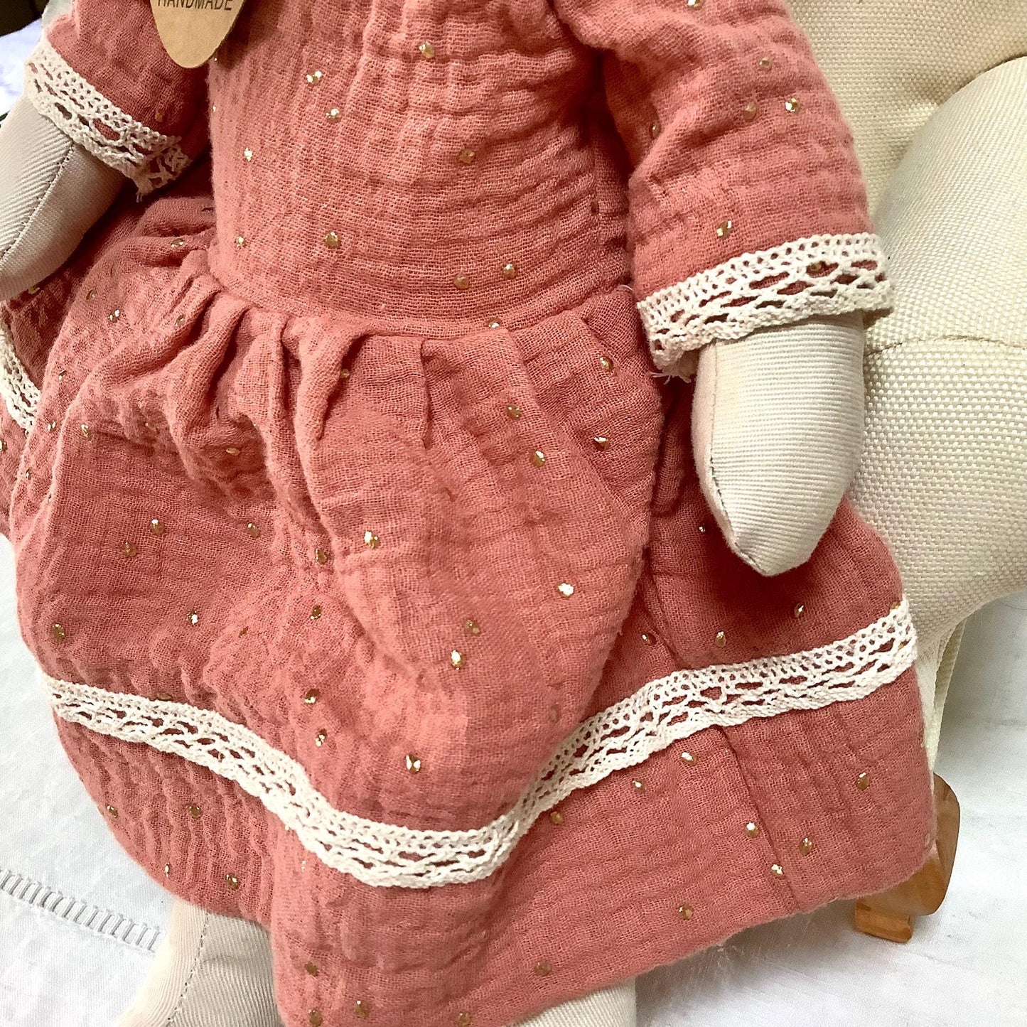 Peluche tissu souris robe rouge dentelle  ht 38 cm