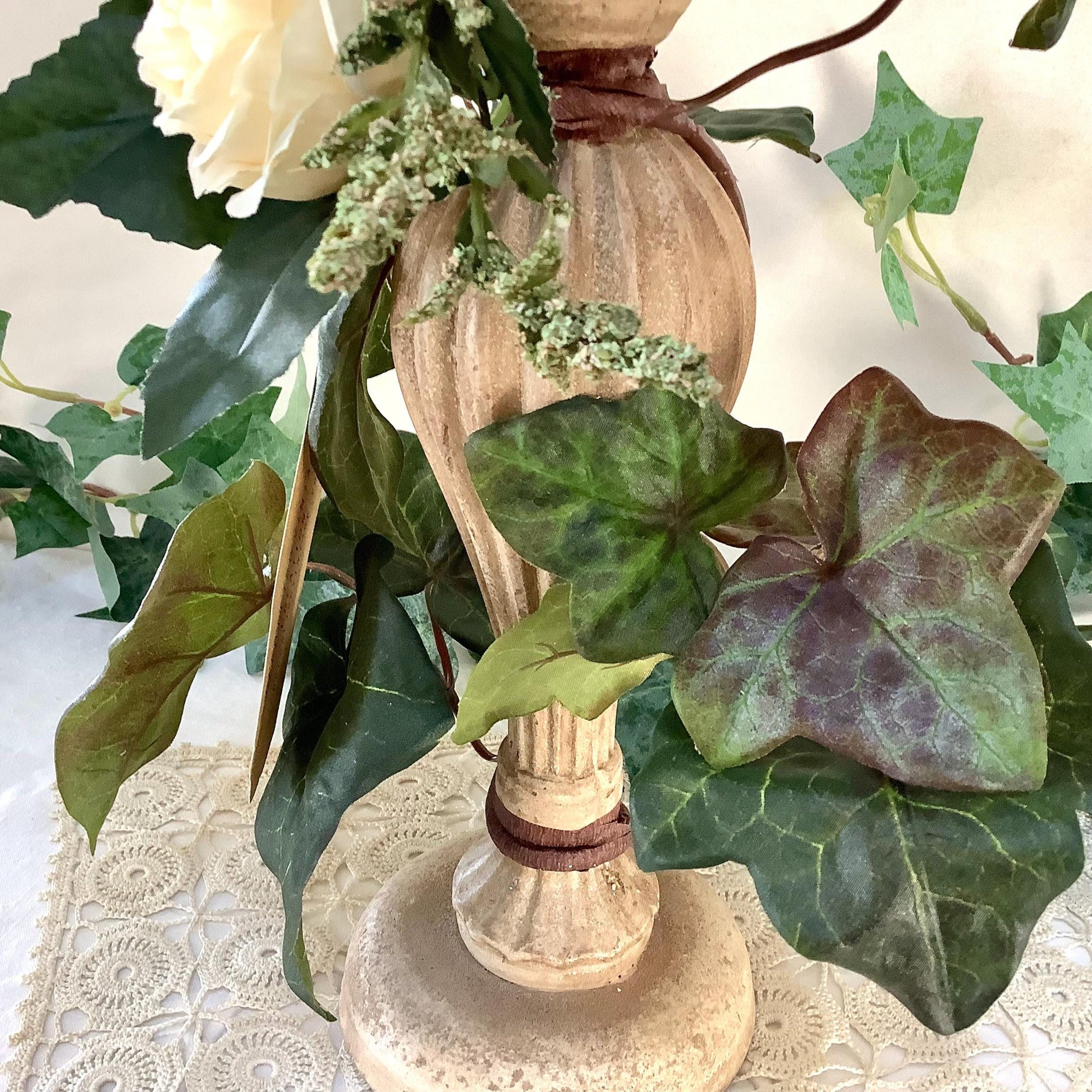 Bougeoir floral vintage résine patiné bougie pilier flamme vacillante 43 cm, décoration rose