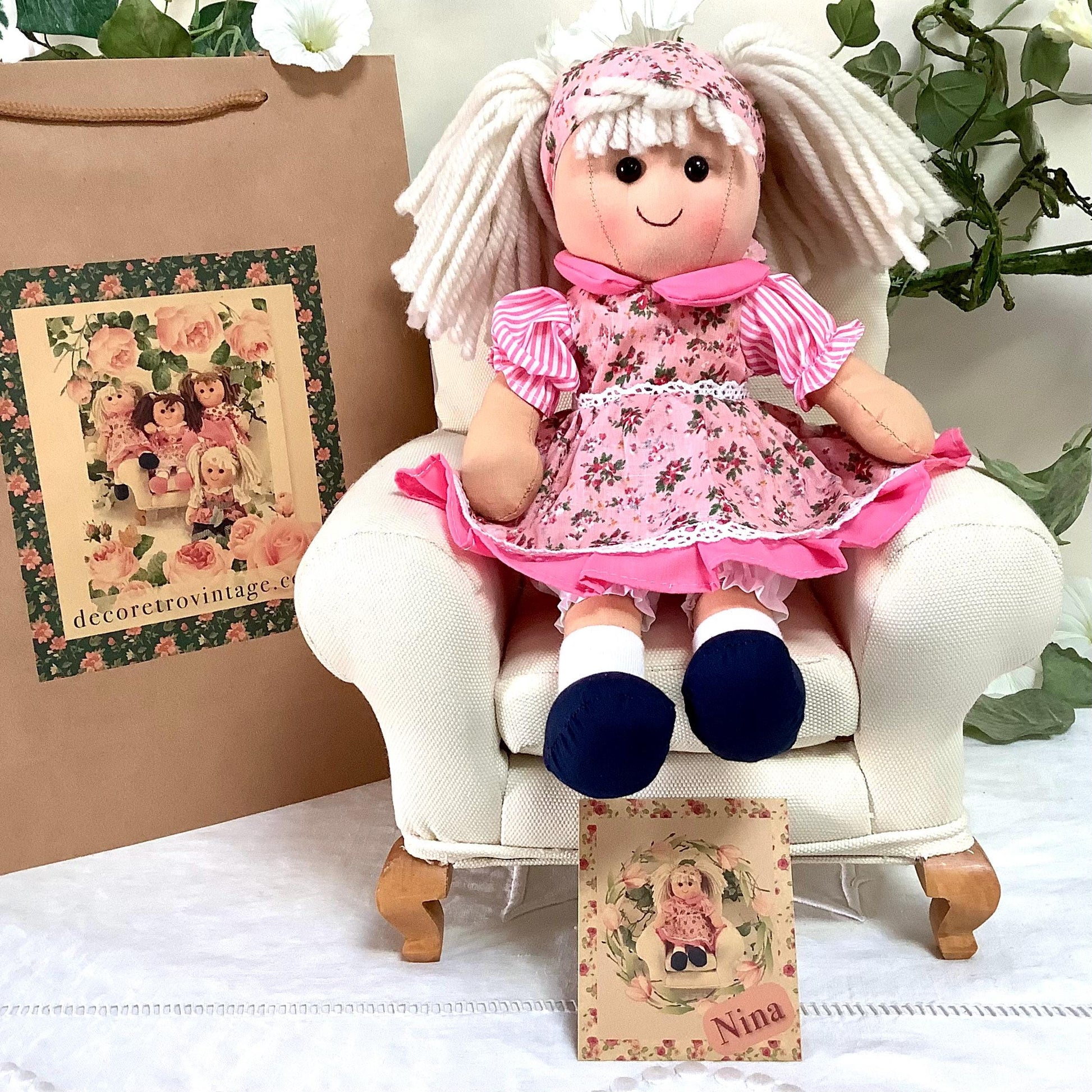 Poupée de chiffon tissu robe rose motifs fleuris modèle Nina 30 cm, jouet vintage