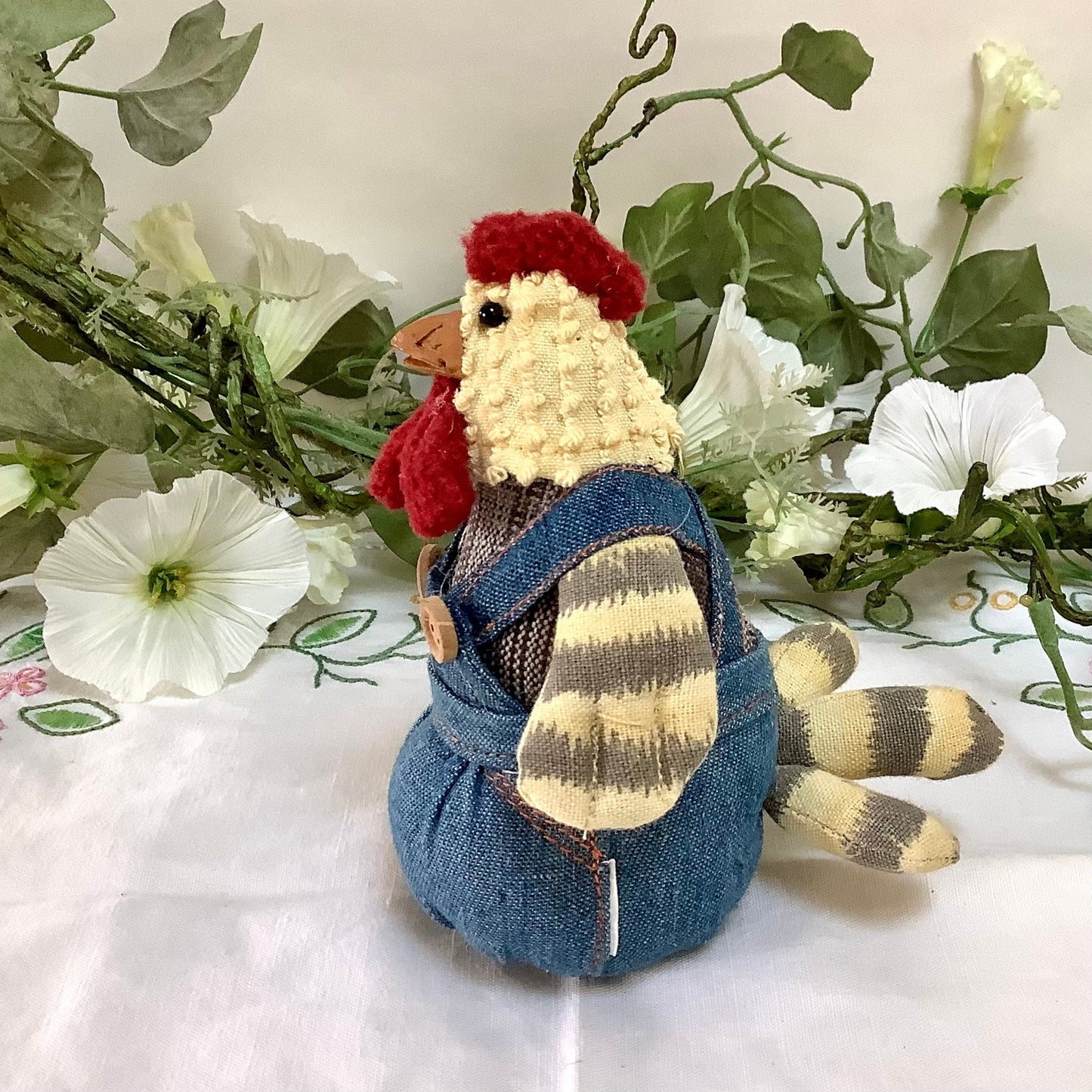 Petit coq a poser avec salopette vintage ht 12 cm