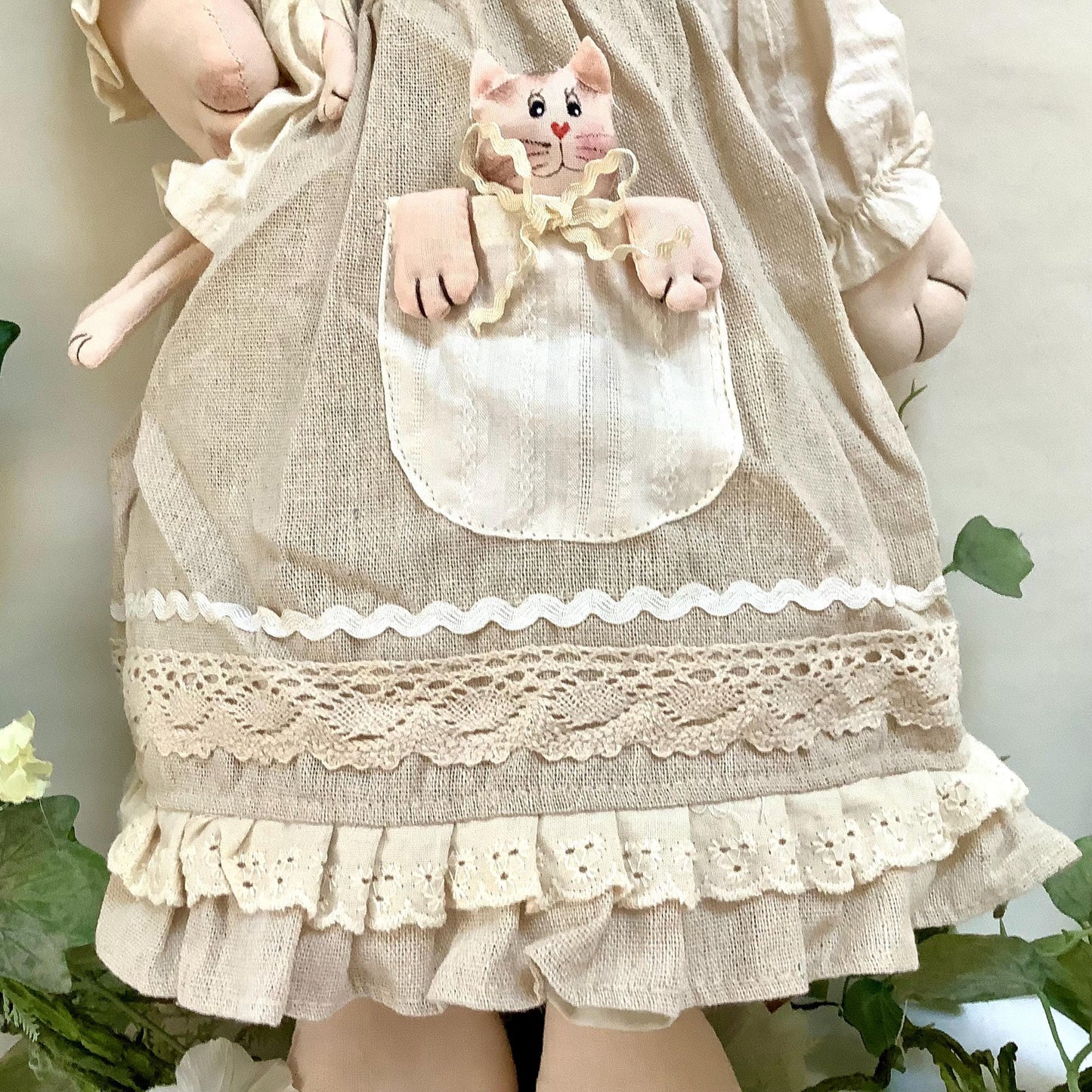 Porte sacs chat robe lin écrue avec deux chatons vintage ht 55 cm