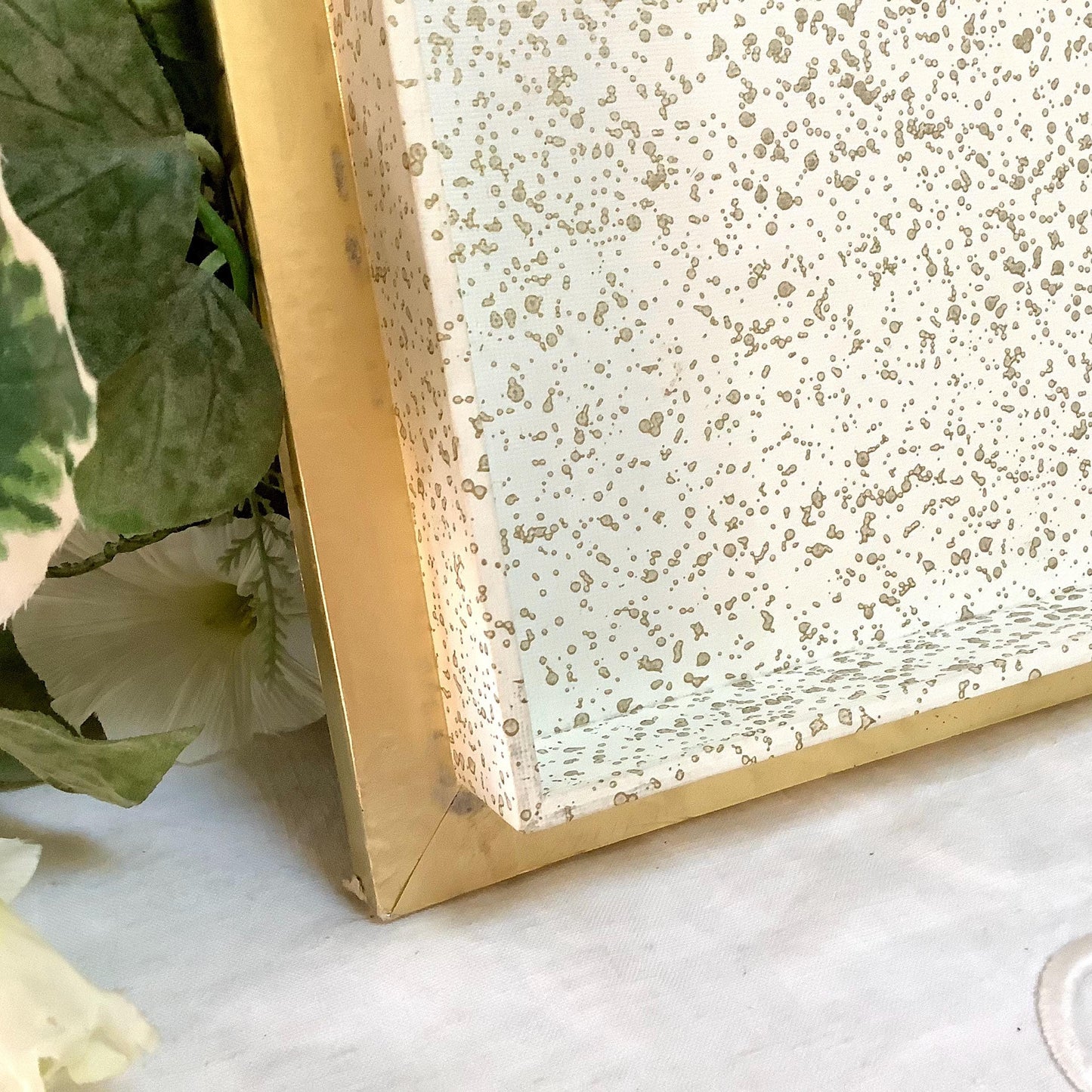 Grande boîte ancienne tissu satin brodé roses or vintage