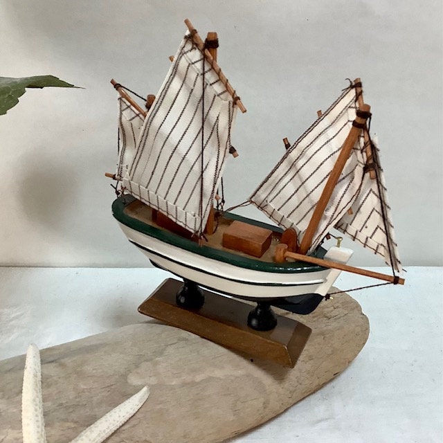 Maquette bateau Thonier bois blanc bleu ht 15 cm