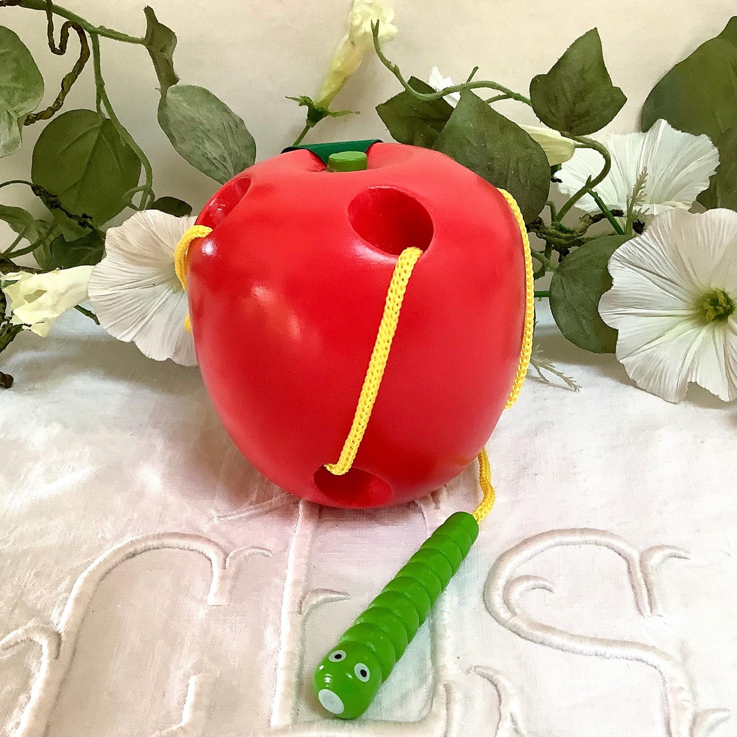 Jeu à enfiler bois pomme et chenille