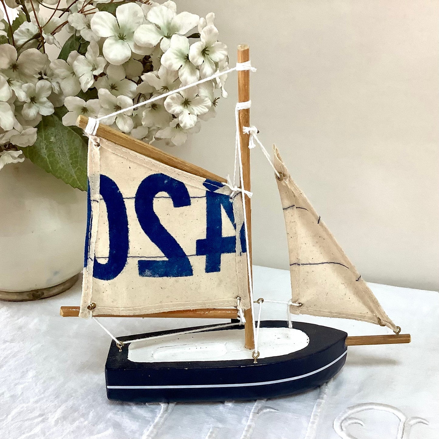 Bateau flottant bois bleu foncé voiles coton décoration marine ht 21 cm