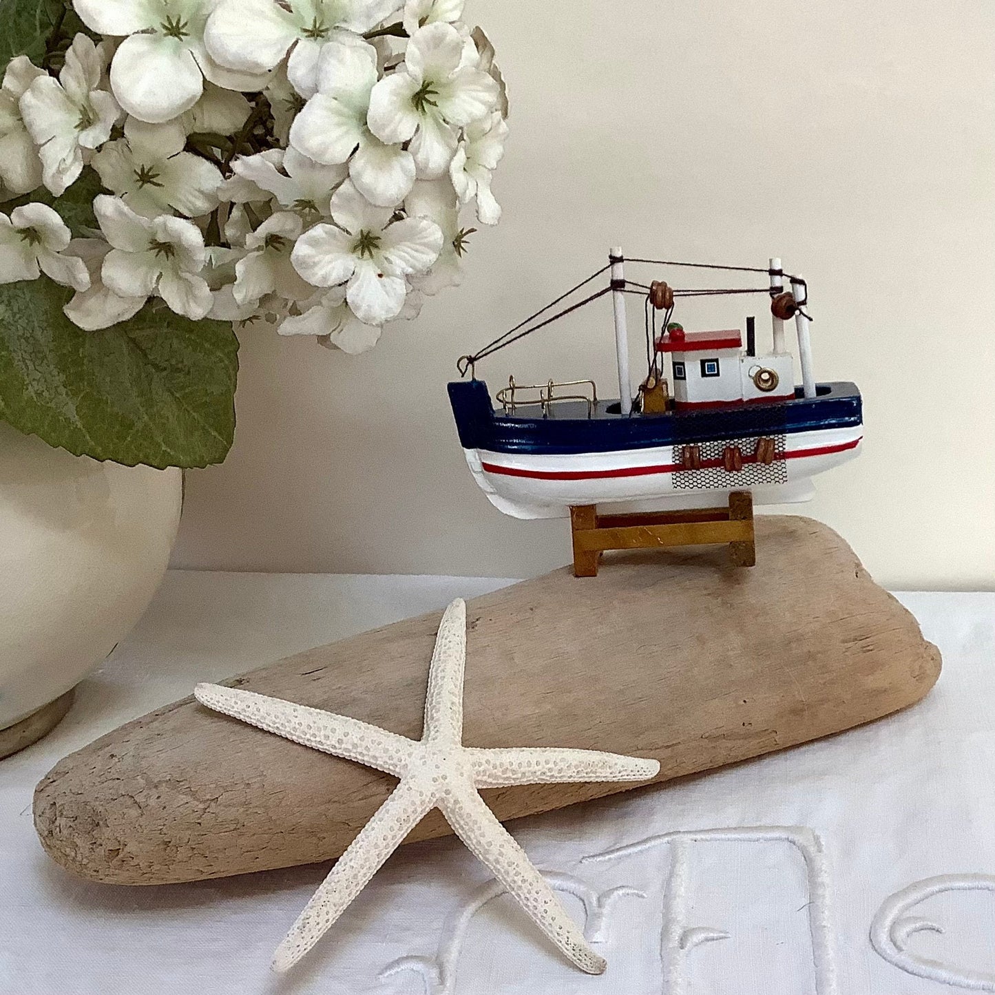 Bateau miniature bois chalutier bleu rouge décoration marine ht 9 cm