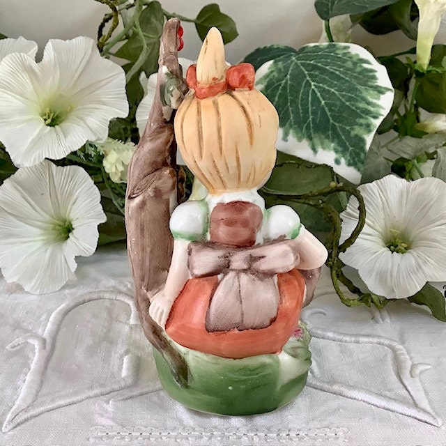 Figurine petite fille oie porcelaine ht 12 cm vintage
