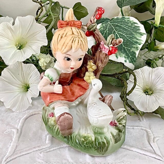 Figurine petite fille oie porcelaine ht 12 cm vintage