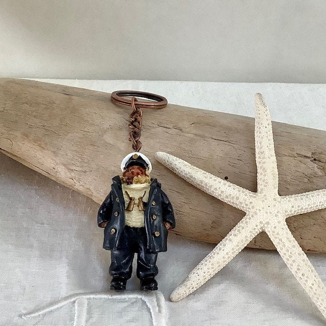 Porte clé capitaine en résine vintage modèle C ht 6 cm