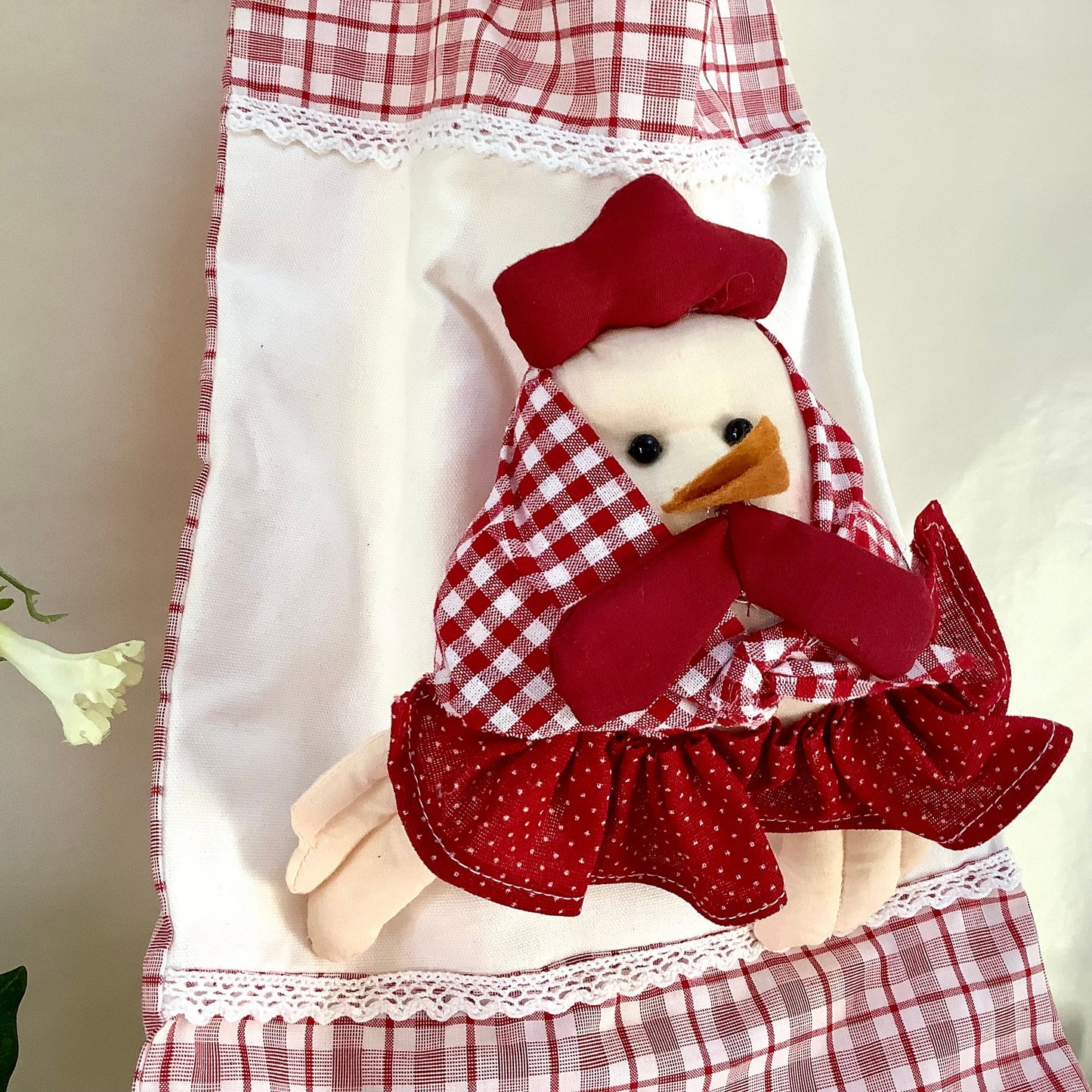 Vue rapprochée sac pain carreaux rouge blanc poule La Galleria, finitions soignées 60 cm