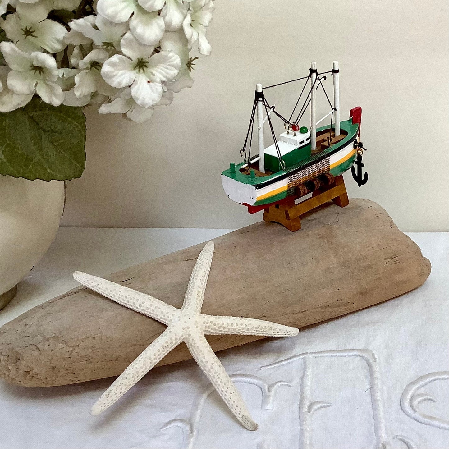 Bateau miniature bois chalutier vert rouge décoration marine ht 9 cm