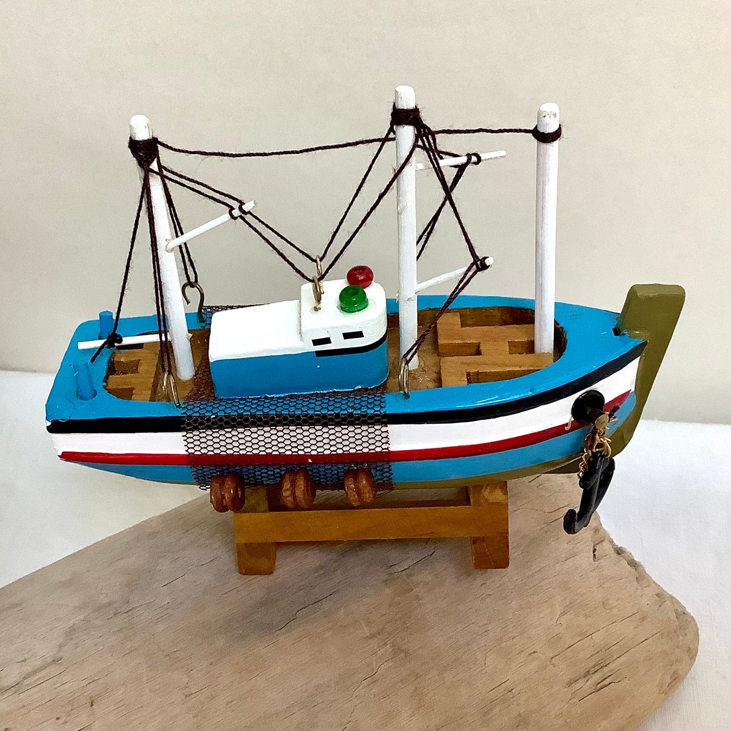 Bateau miniature bois chalutier bleu clair rouge décoration marine ht 9 cm