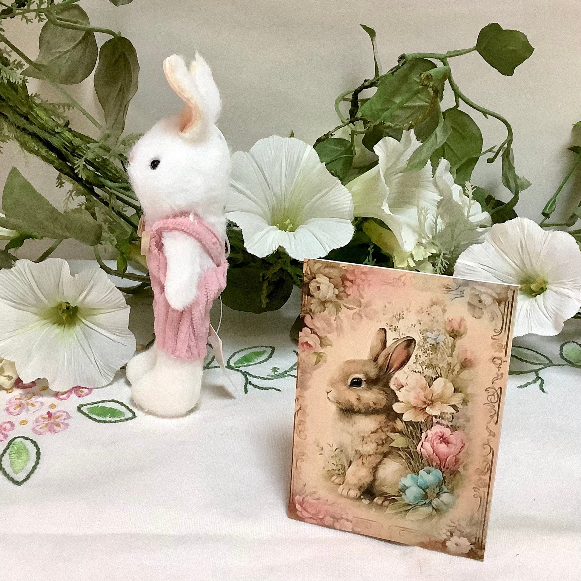 Petit lapin blanc décoration pâques 