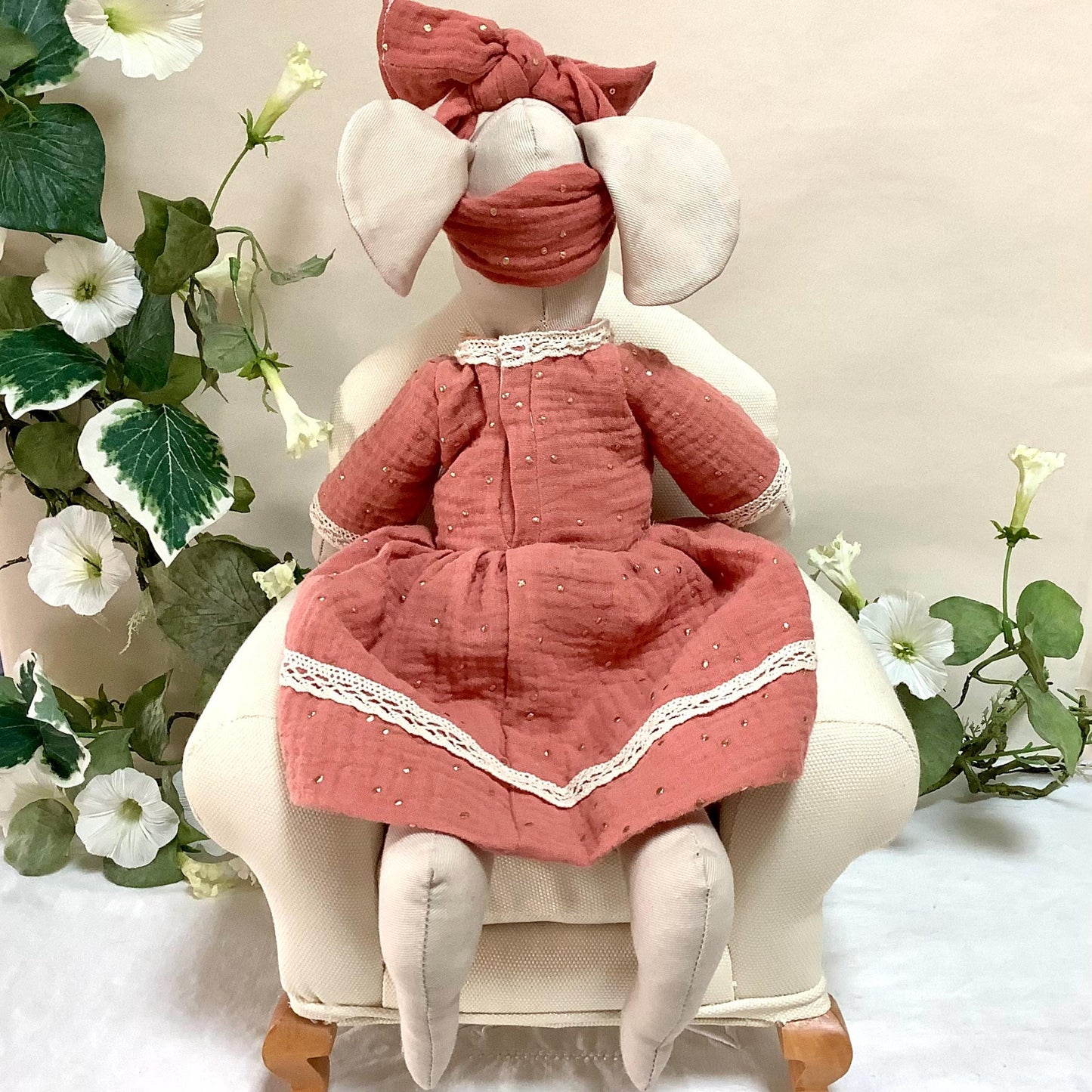 Peluche tissu souris robe rouge dentelle  ht 38 cm