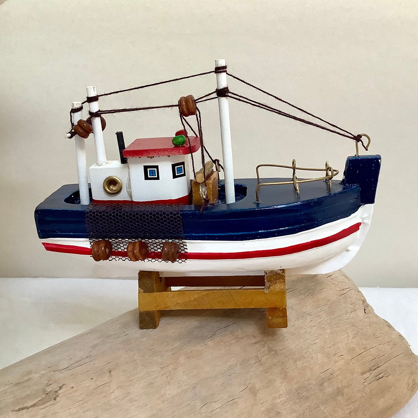 Bateau miniature bois chalutier bleu rouge décoration marine ht 9 cm