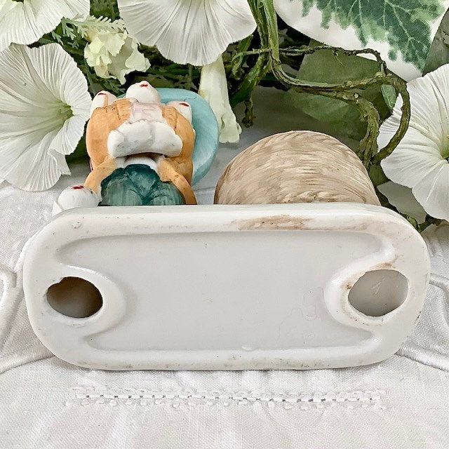 Figurine petit garçon chiens porcelaine ht 11.5 cm vintage