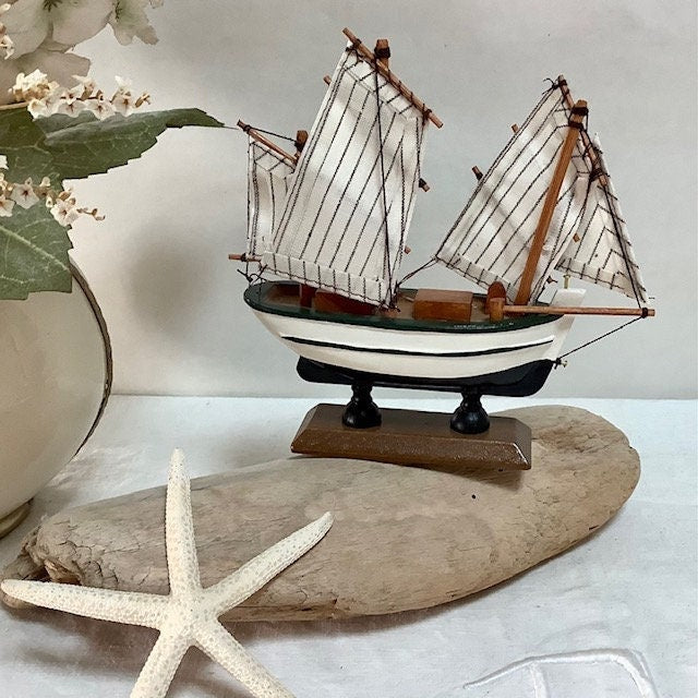 Maquette bateau Thonier bois blanc bleu ht 15 cm