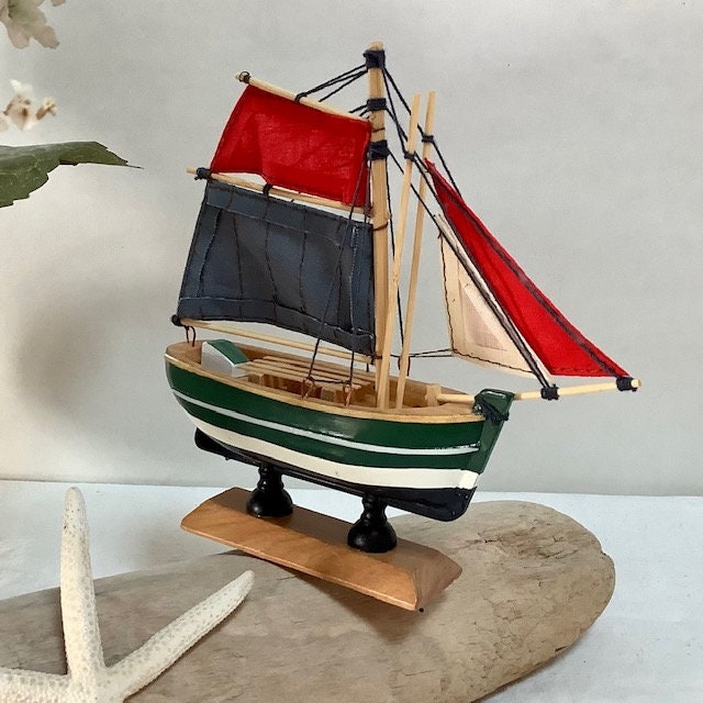 Maquette bateau Thonier bois rouge bleu  ht  15.5 cm
