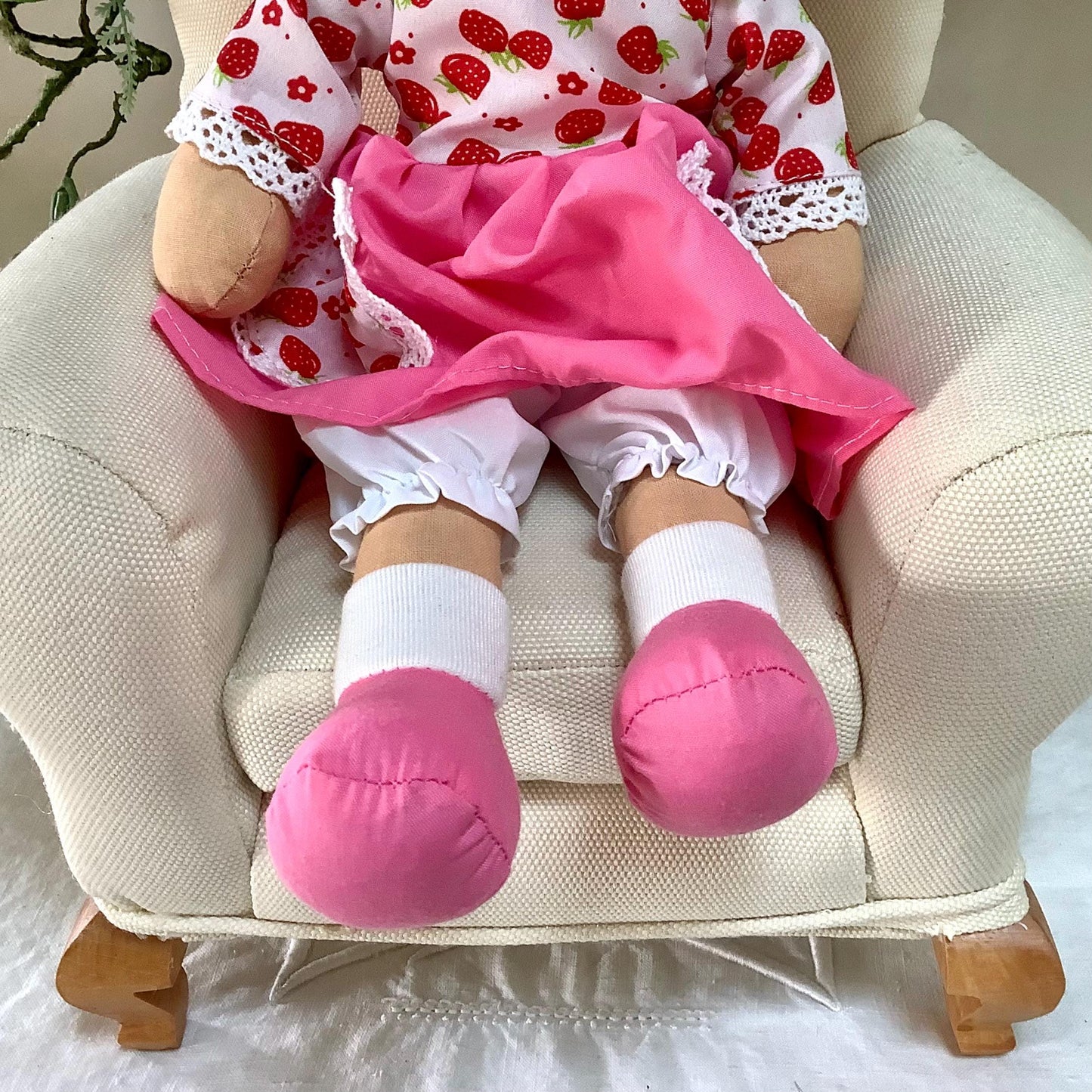 Poupée de chiffon tissu robe rose fraises modèle lola ht 30 cm