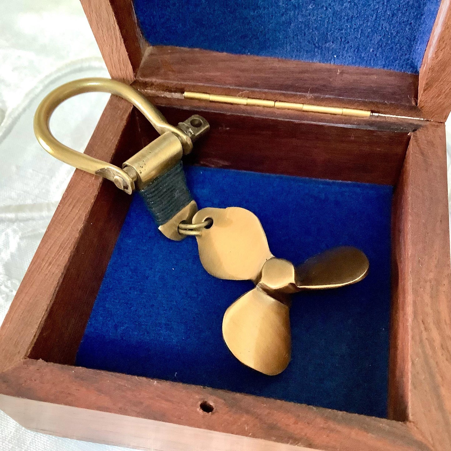 Porte clés marin hélice laiton vieilli vintage boîte palissandre