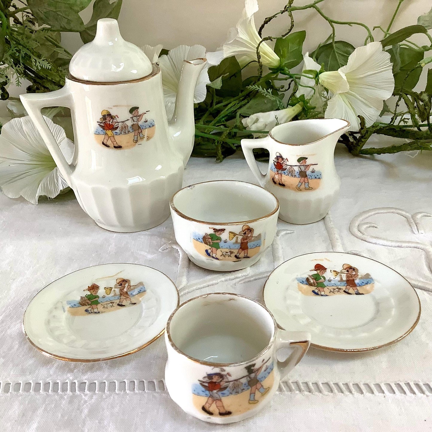 tasses soucoupes dinette porcelaine vintage liseré doré, service café miniature ancien