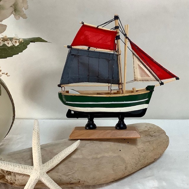 Maquette bateau Thonier bois rouge bleu  ht  15.5 cm