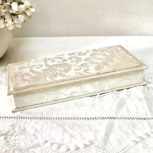 Boîte satin ivoire Michèle 1968 vintage