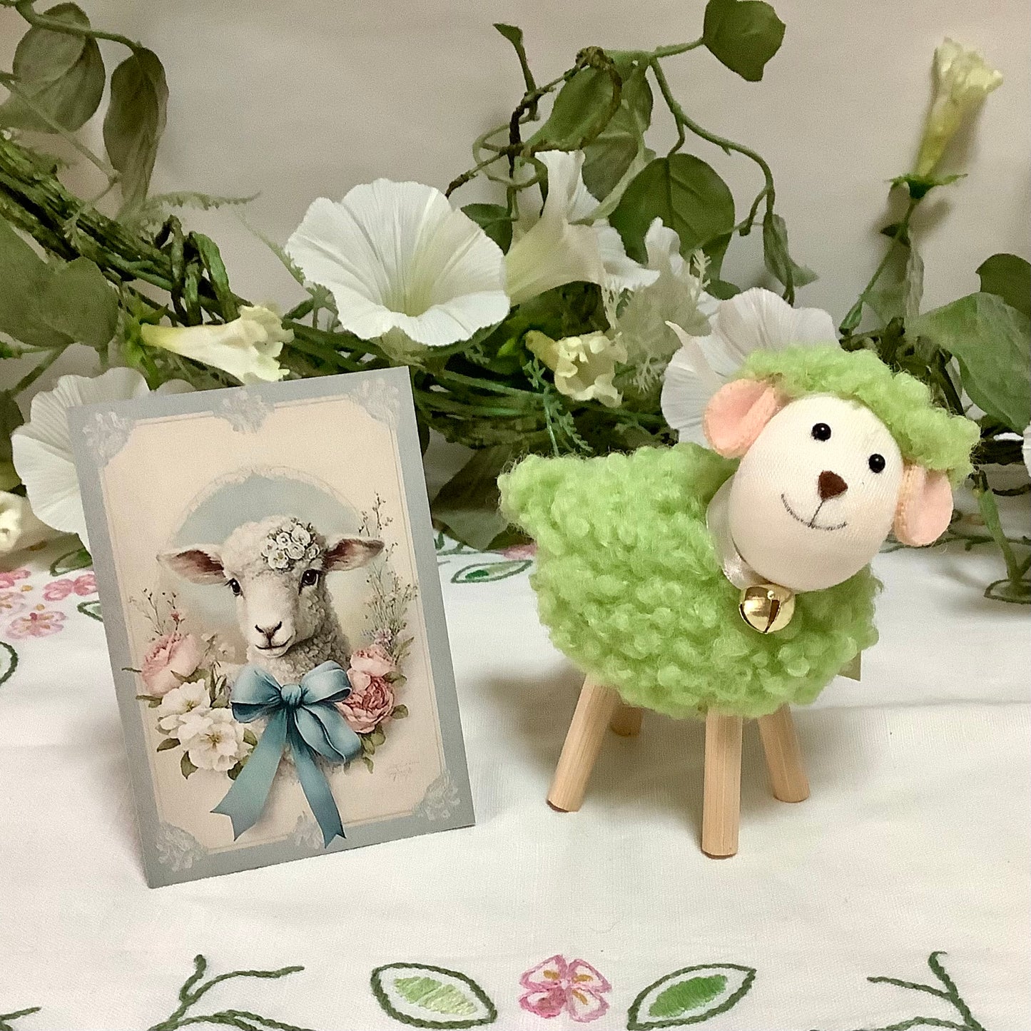 Mouton peluche vert décoration ht 10 cm