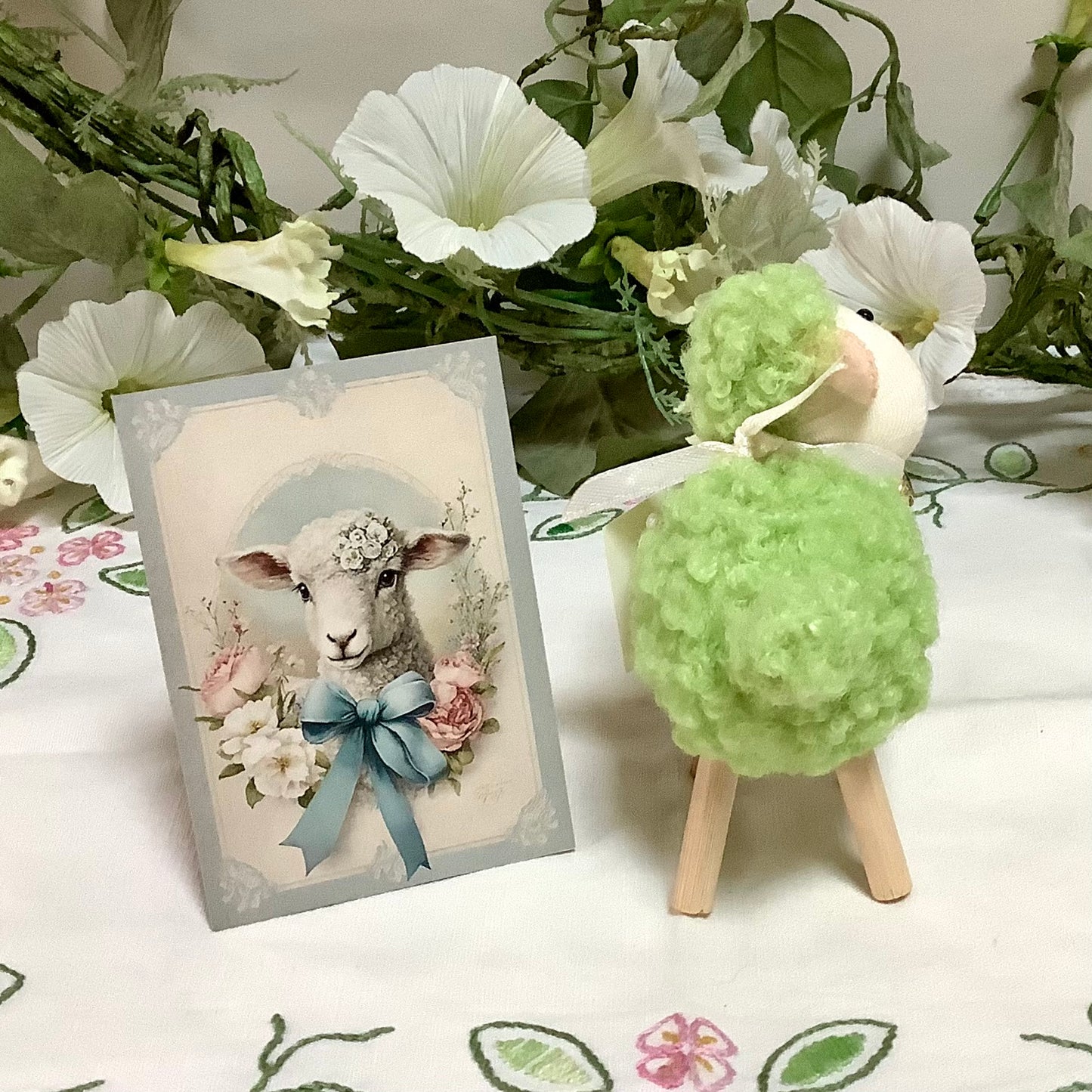 Mouton peluche vert décoration ht 10 cm
