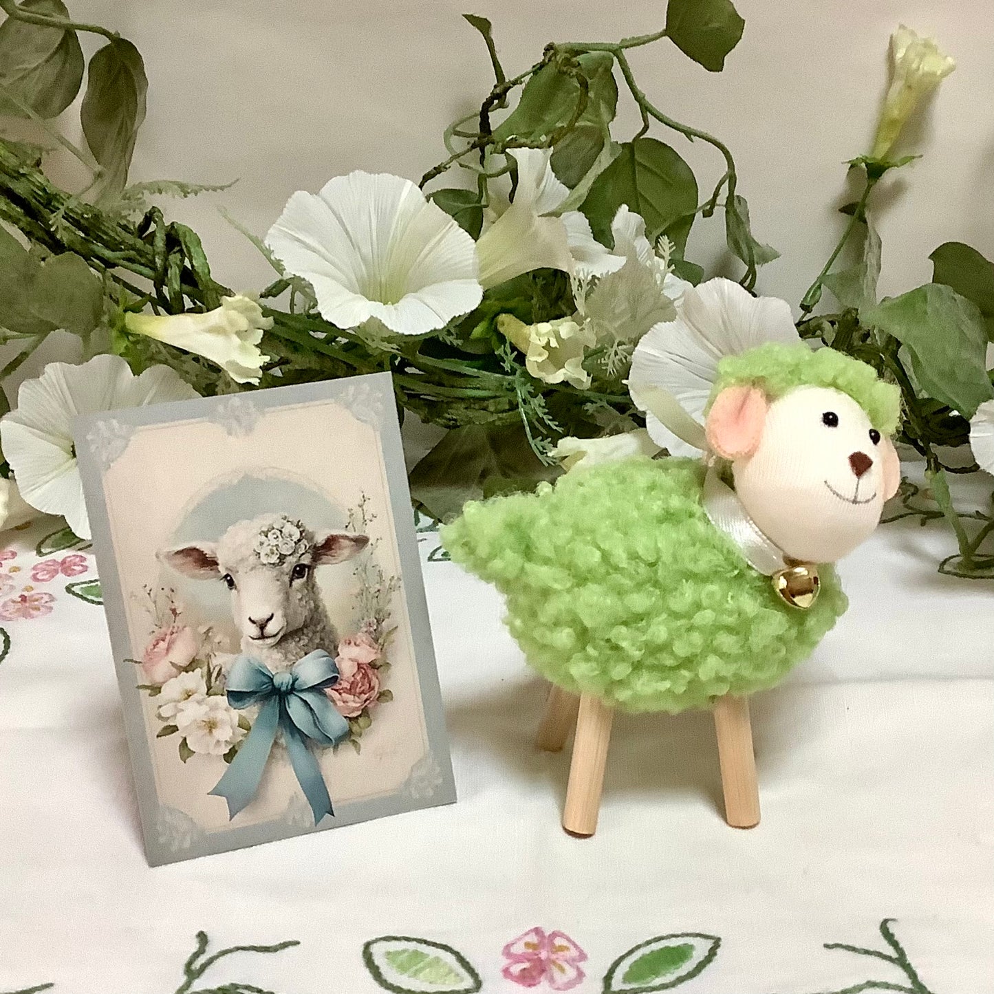 Mouton peluche vert décoration ht 10 cm