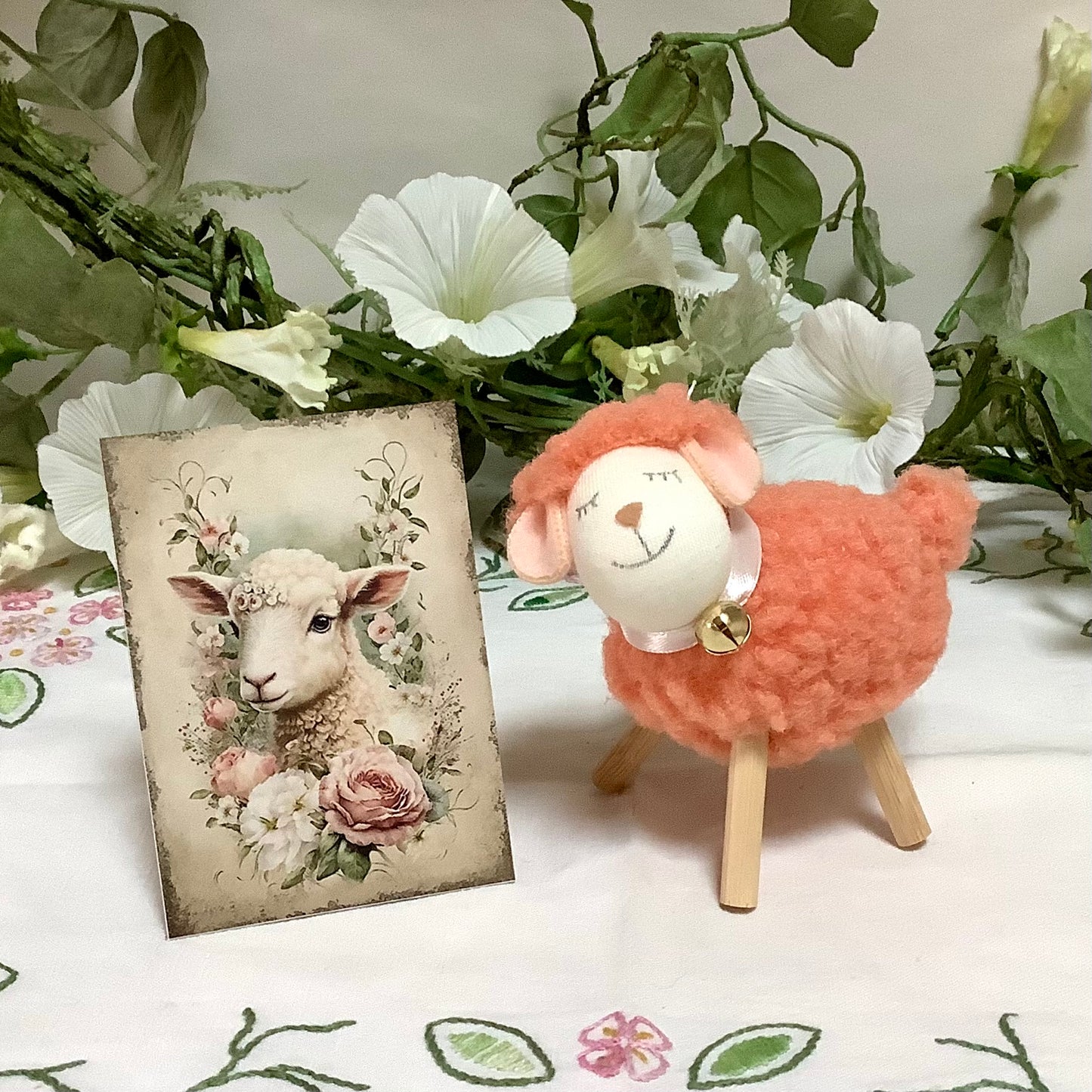 Mouton peluche orange décoration ht 10 cm