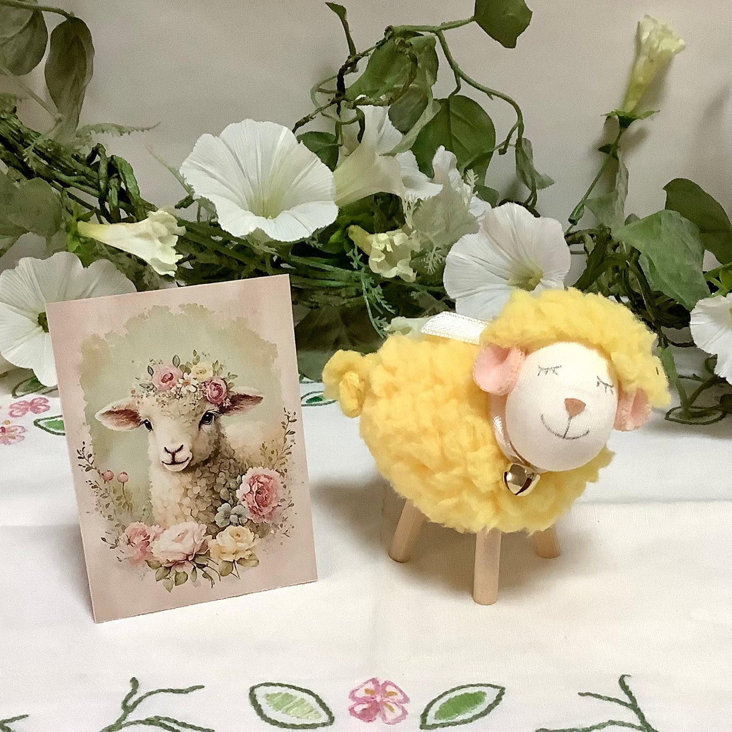 Mouton peluche jaune décoration ht 10 cm