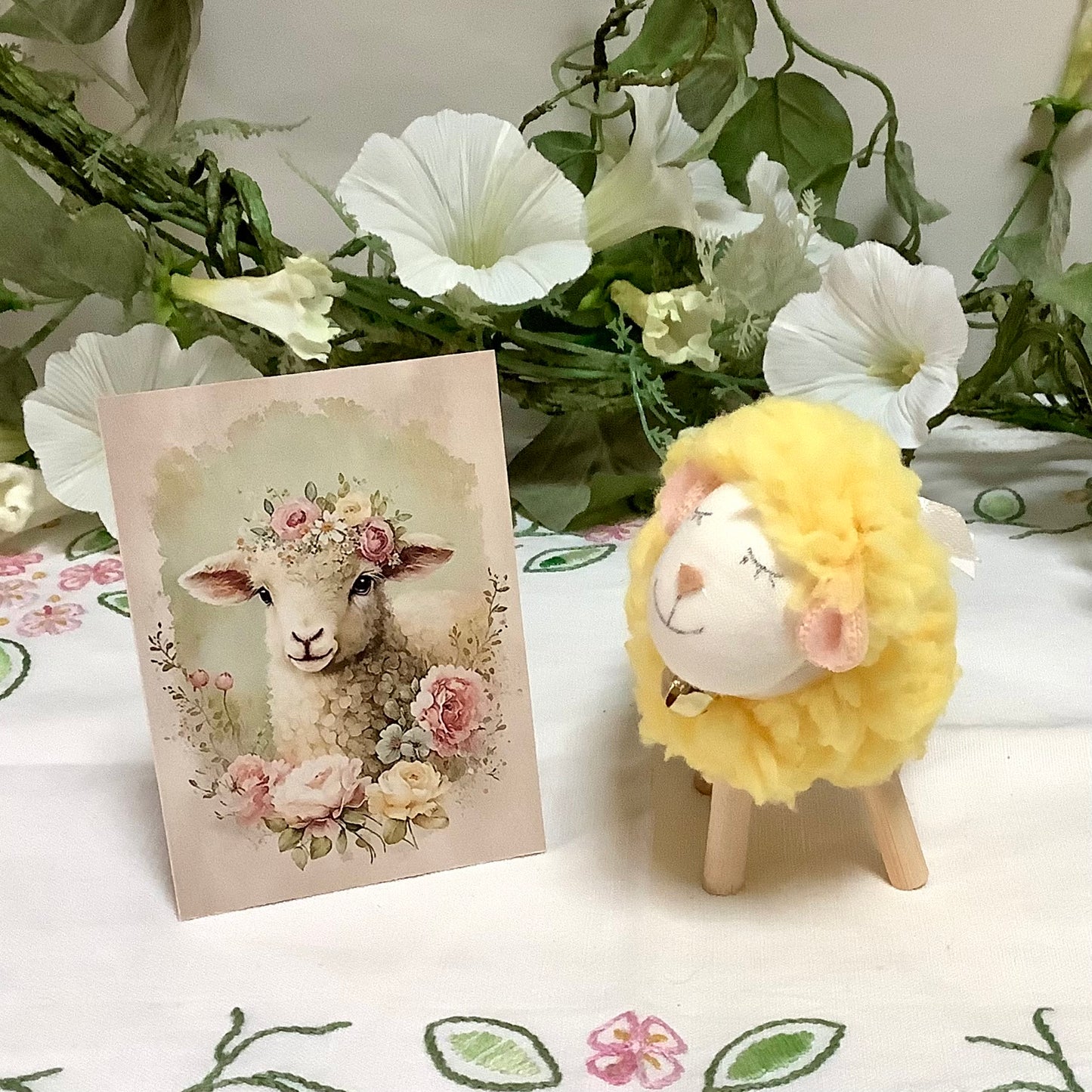 Mouton peluche jaune décoration ht 10 cm