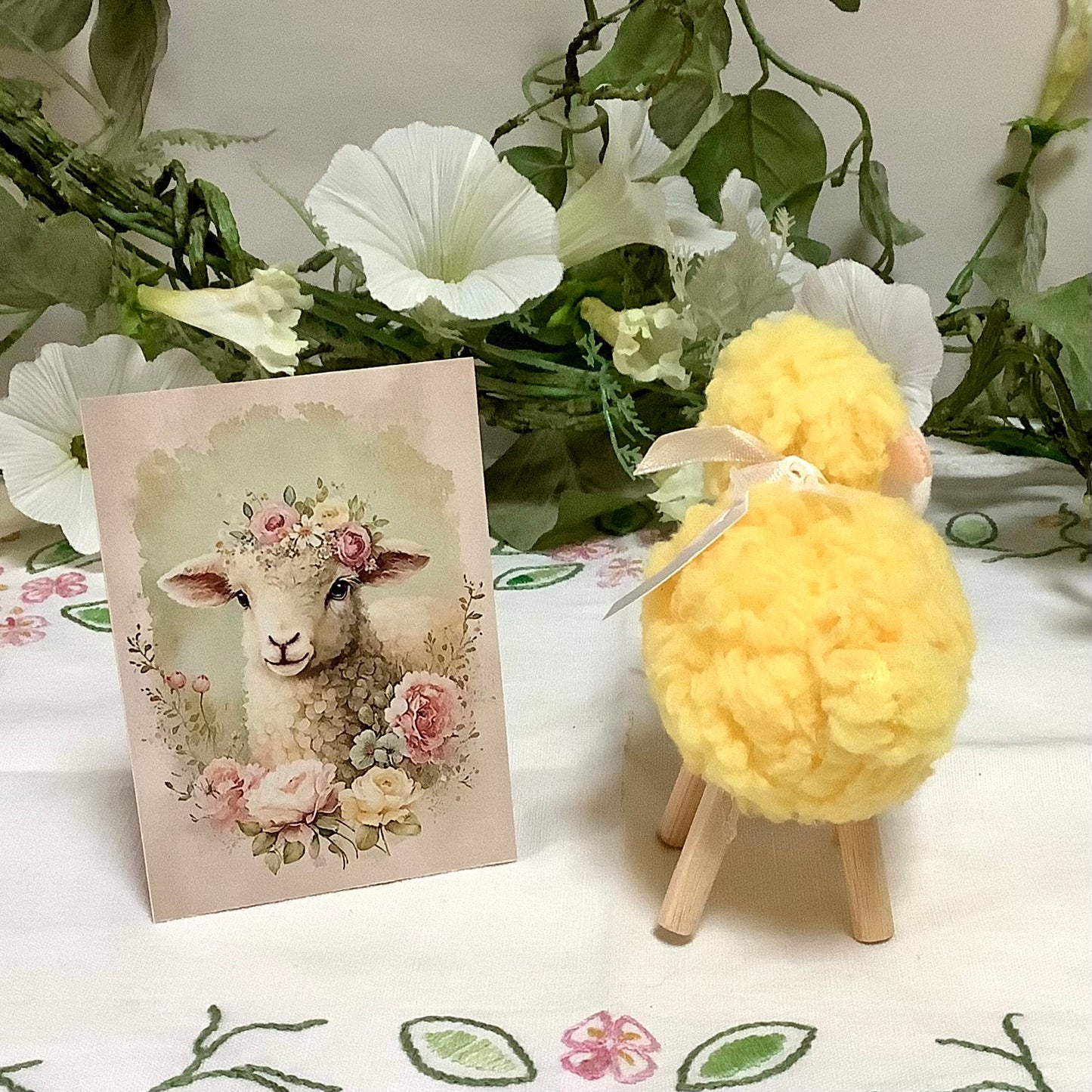 Mouton peluche jaune décoration ht 10 cm