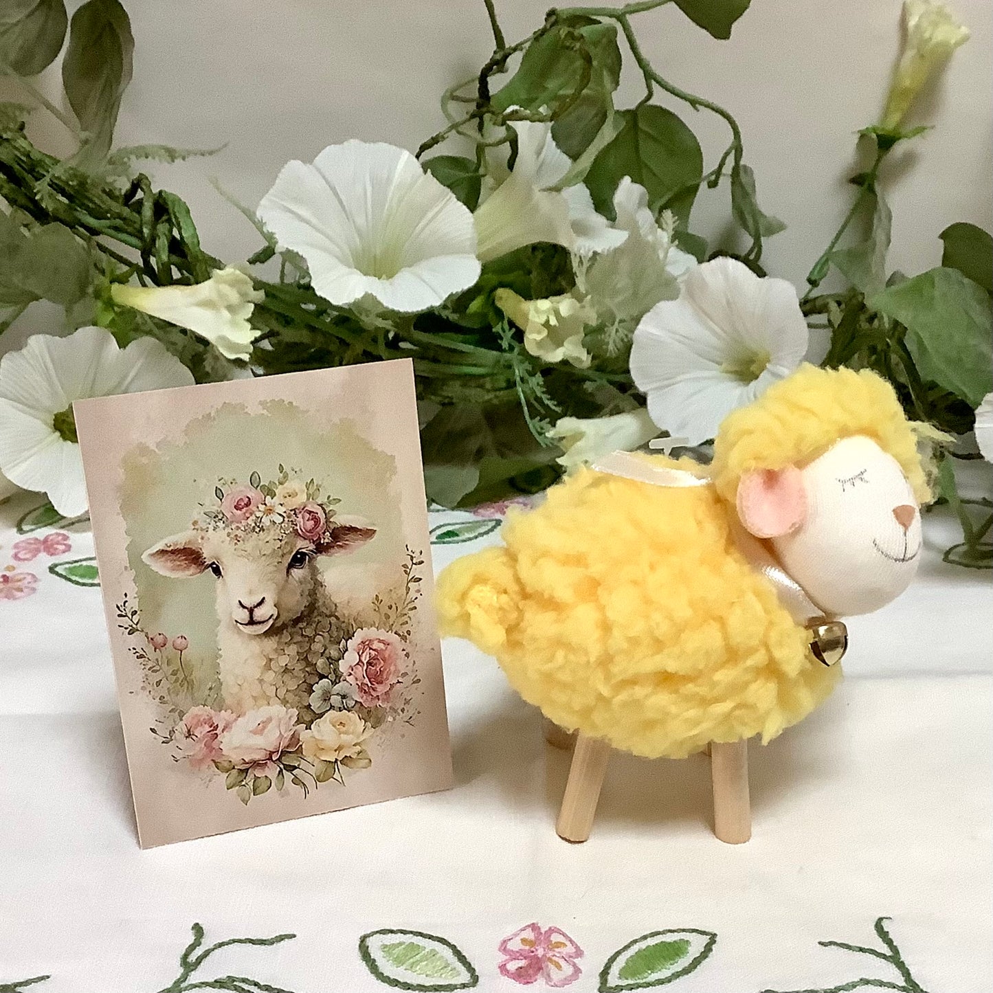 Mouton peluche jaune décoration ht 10 cm