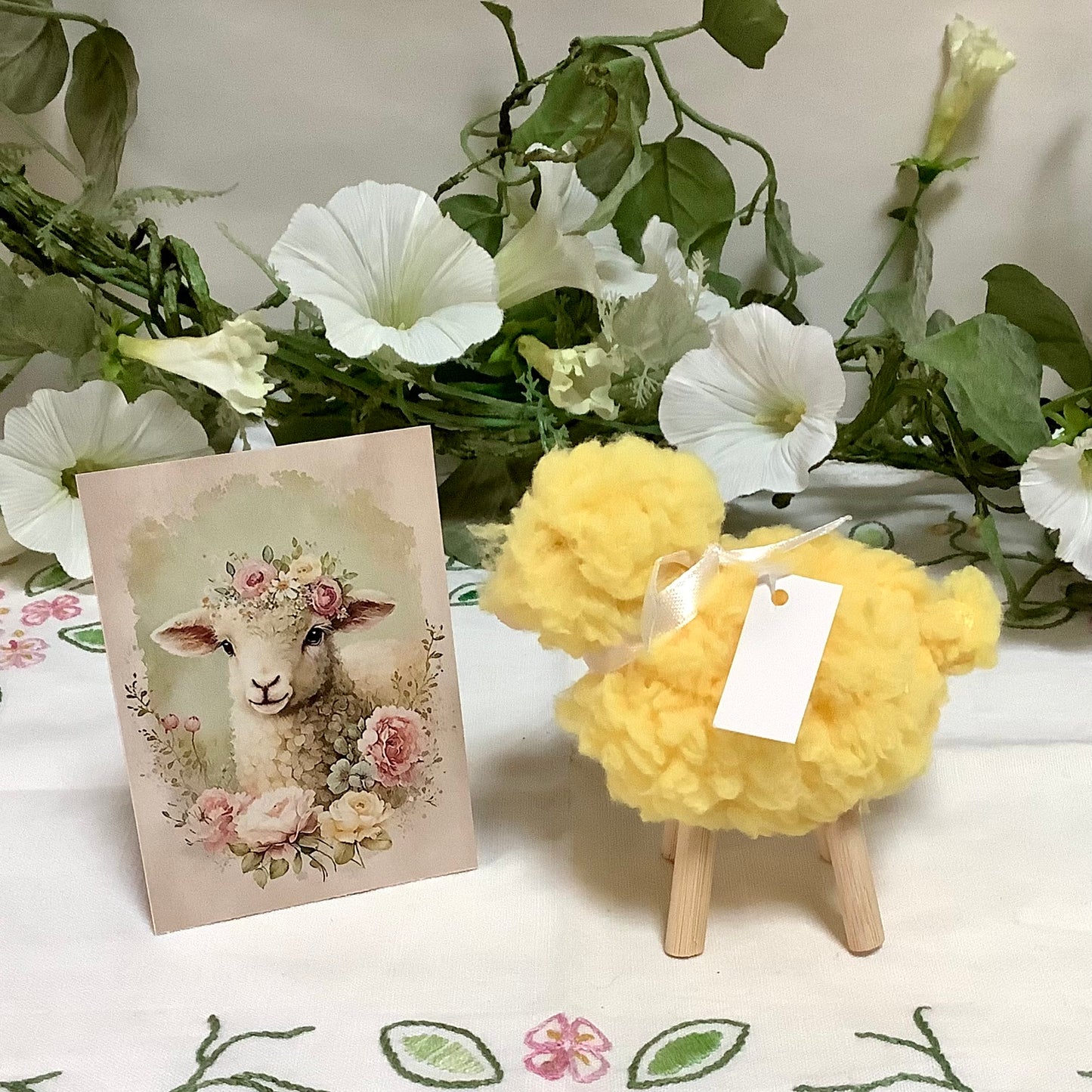 Mouton peluche jaune décoration ht 10 cm