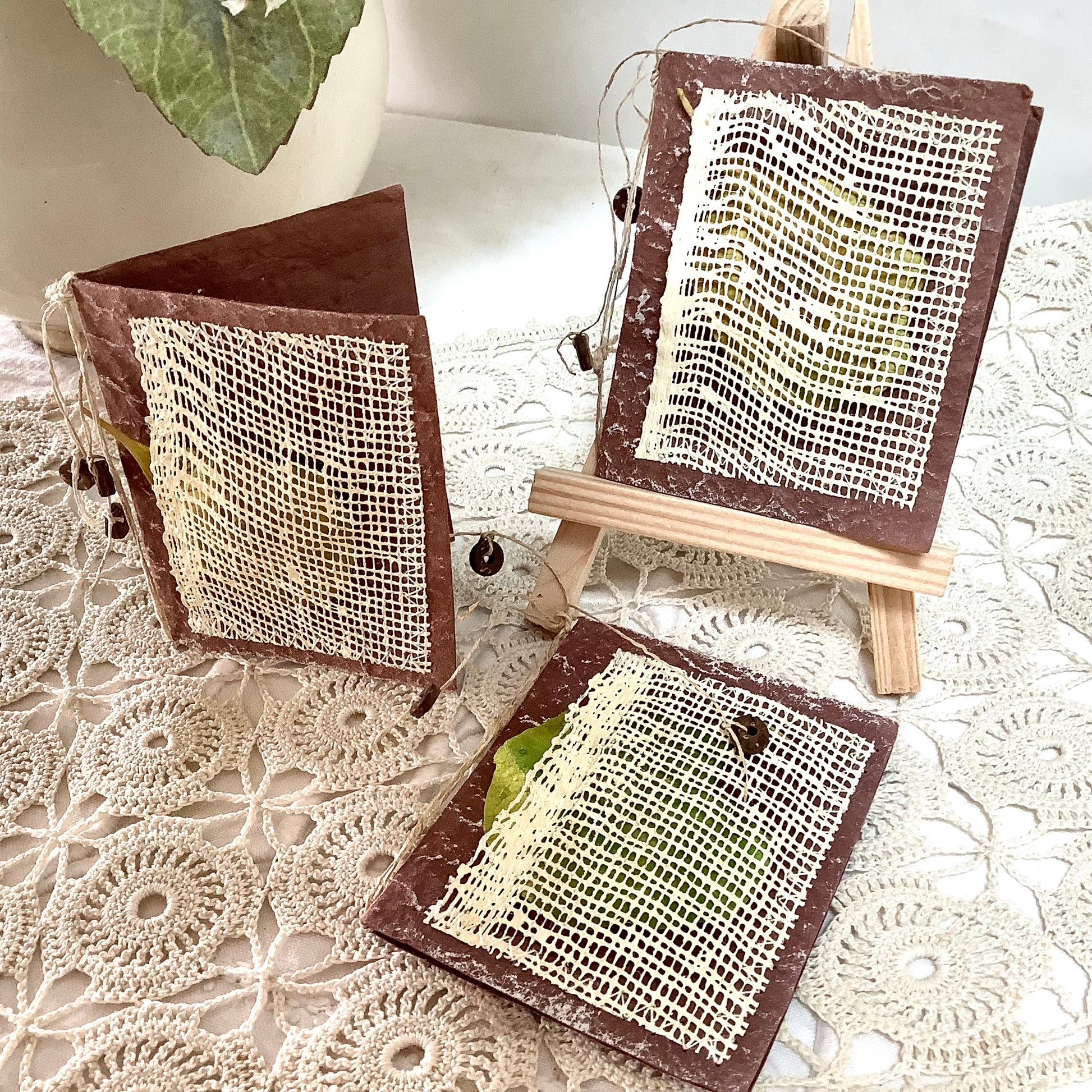trois cartes doubles papier artisanal mûrier feuille verte, bruit de cadre 8 cm