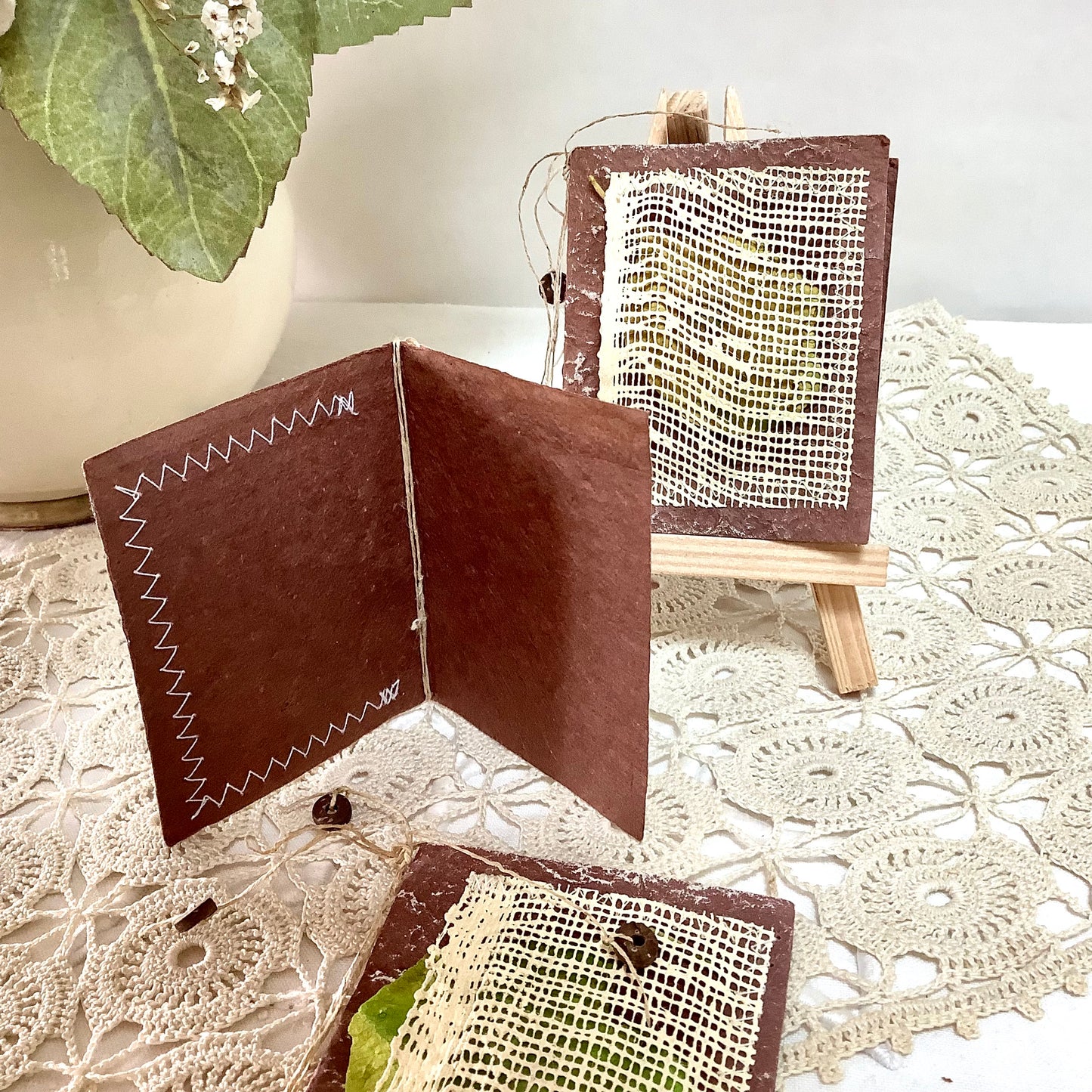 trois cartes doubles papier artisanal mûrier feuille verte, bruit de cadre 8 cm