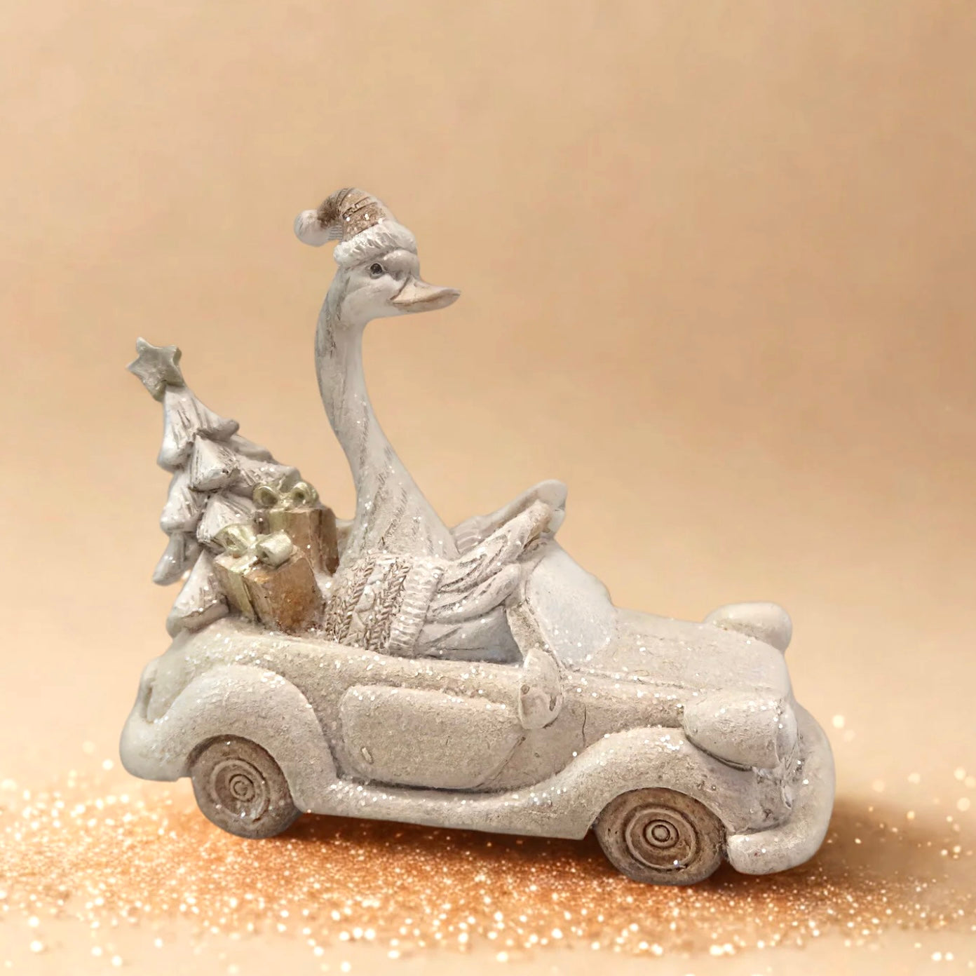 Figurine oie beige dans voiture décoration de Noël résine ht 14.5 cm