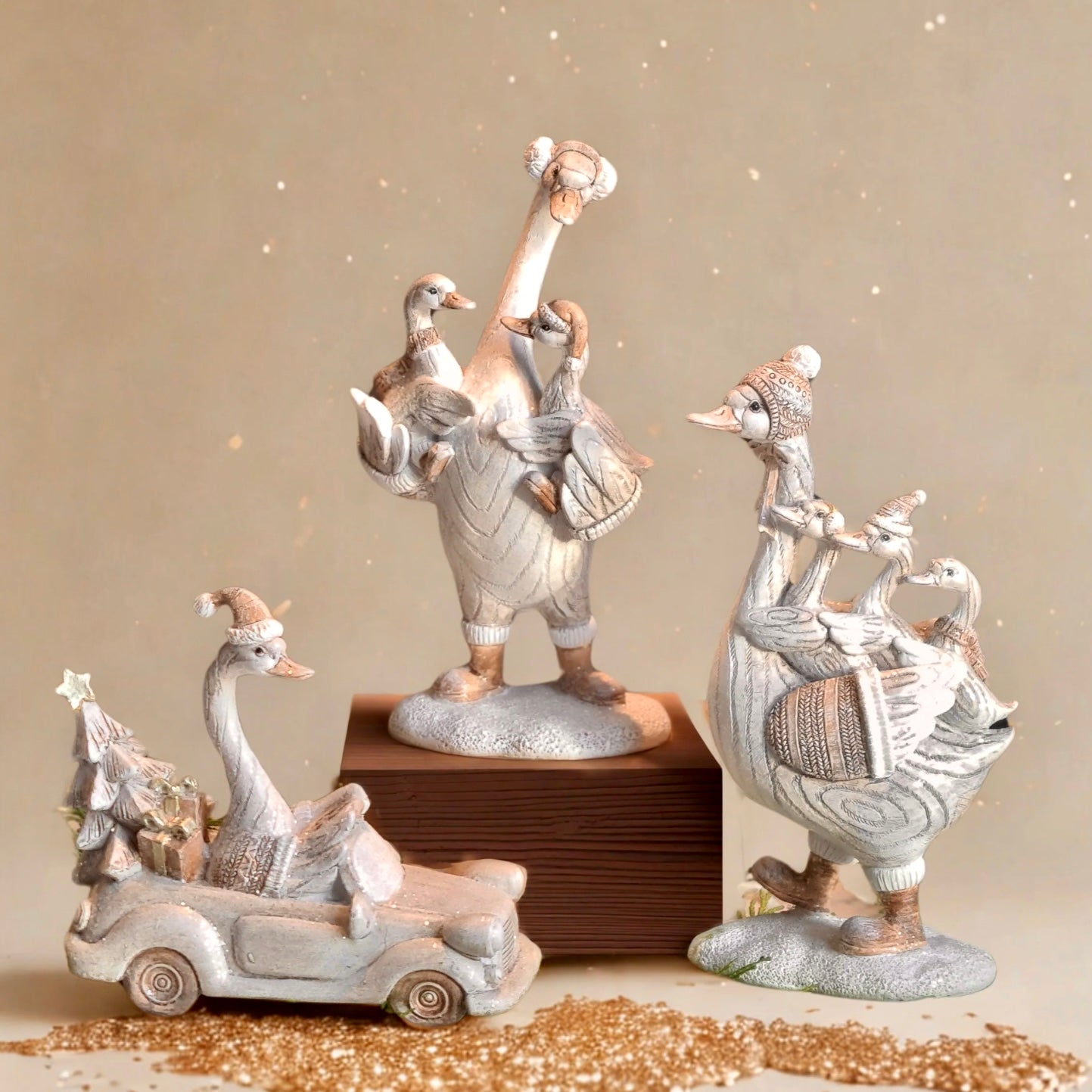 Figurine oie beige dans voiture décoration de Noël résine ht 14.5 cm