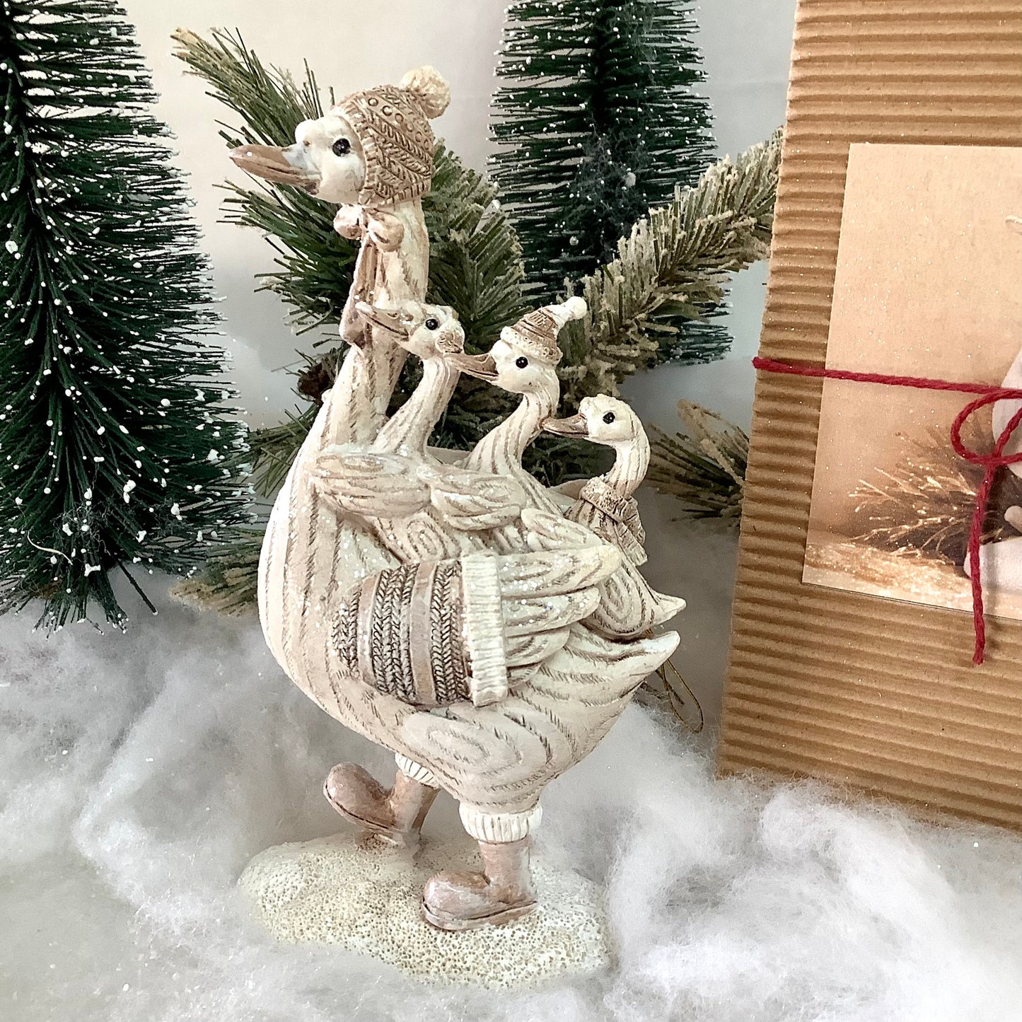 Figurine oie beige avec trois oisons décoration de Noël résine ht 18.5 cm