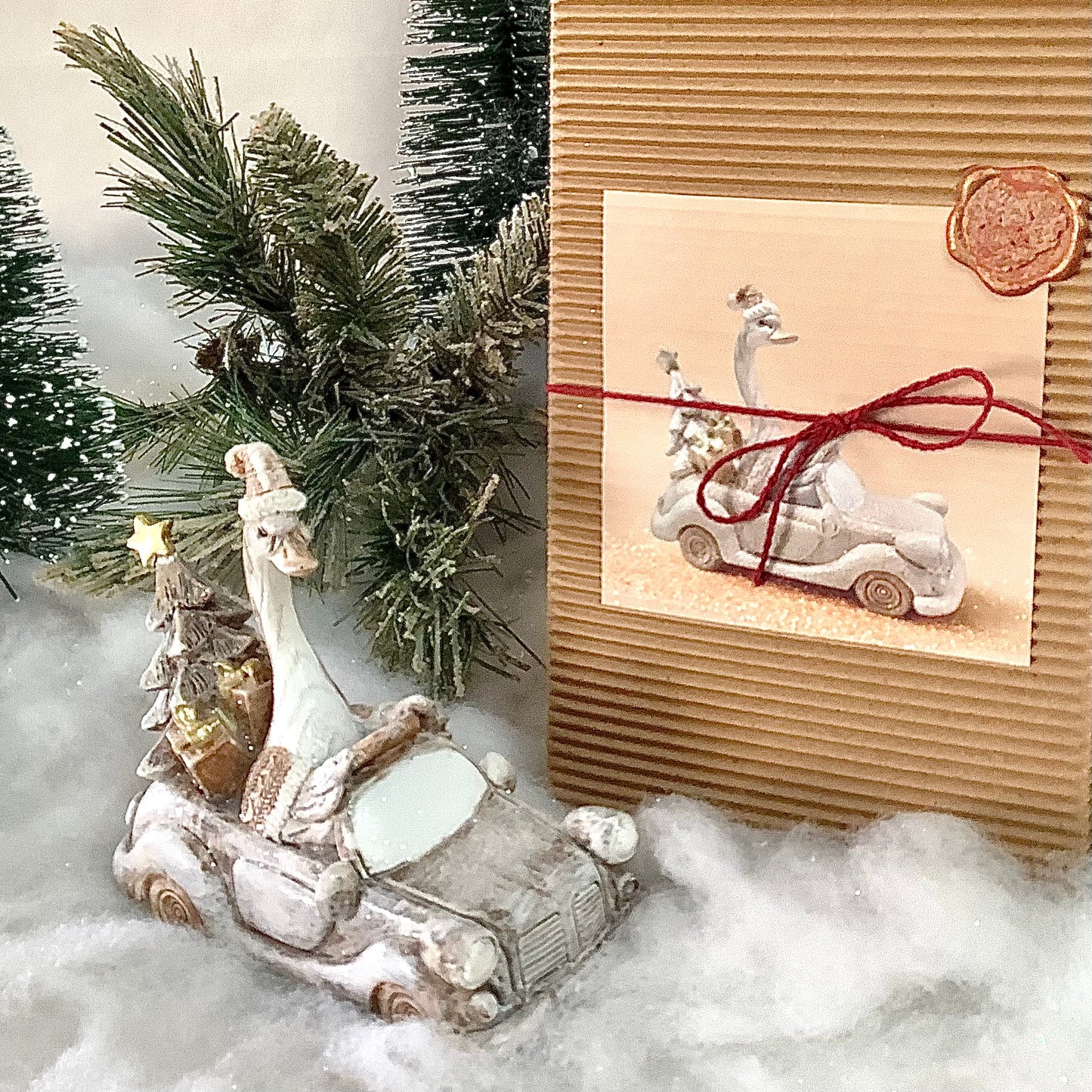 Figurine oie beige dans voiture décoration de Noël résine ht 14.5 cm