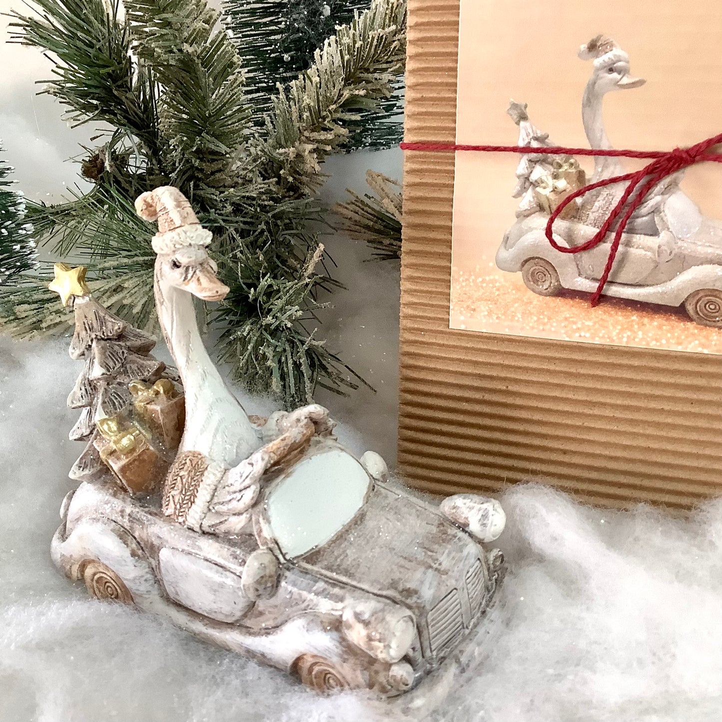 Figurine oie beige dans voiture décoration de Noël résine ht 14.5 cm