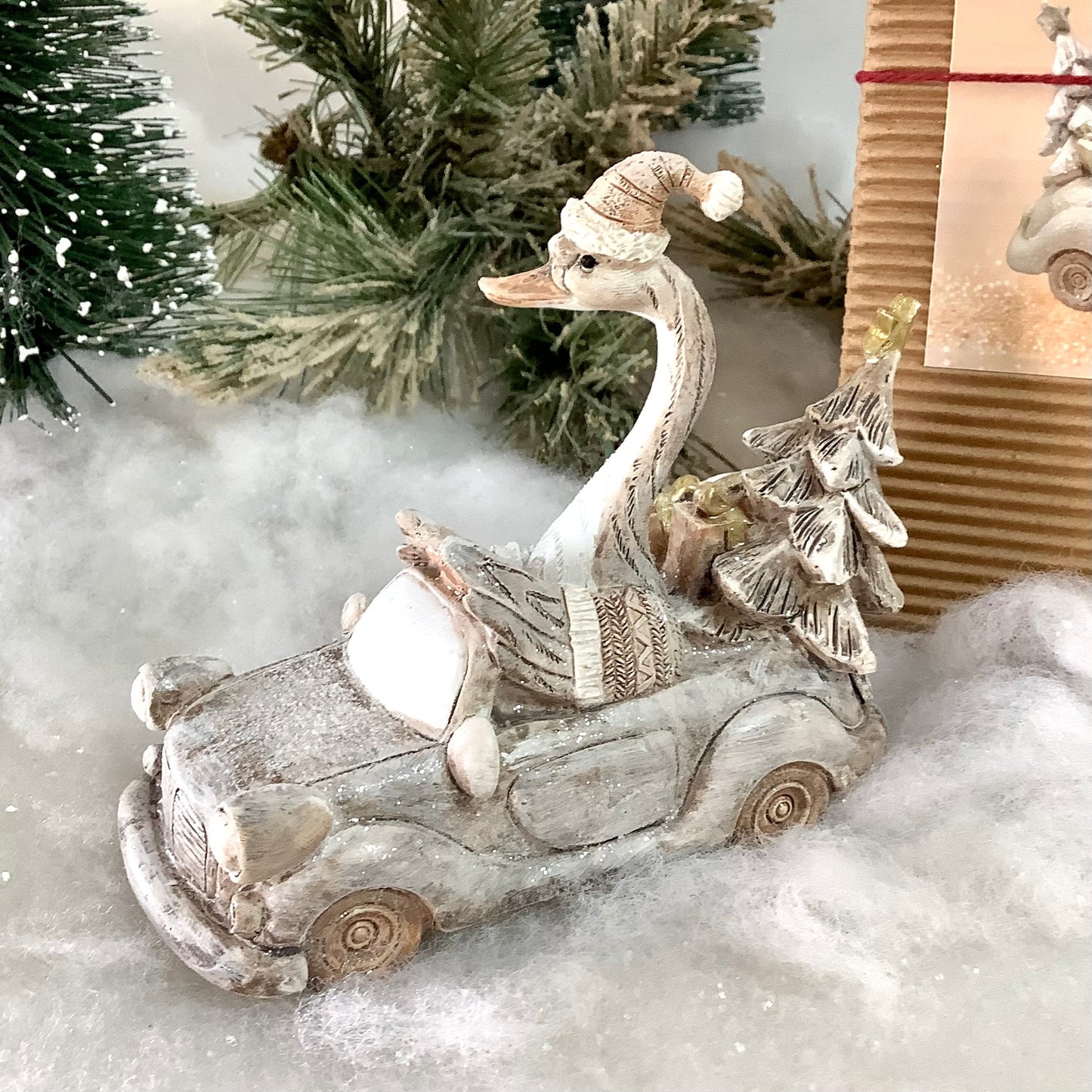 Figurine oie beige dans voiture décoration de Noël résine ht 14.5 cm