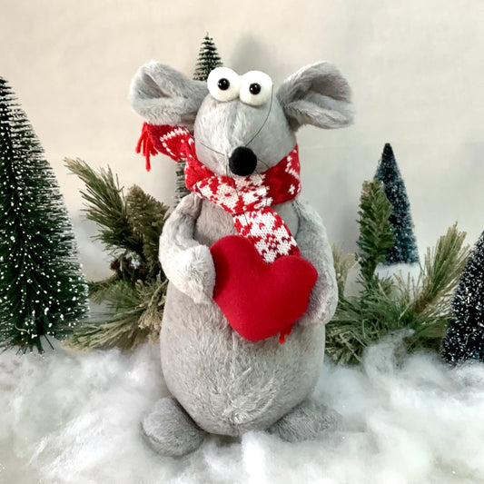 Souris grise en peluche à poser avec écharpe et coeur ht 27 cm
