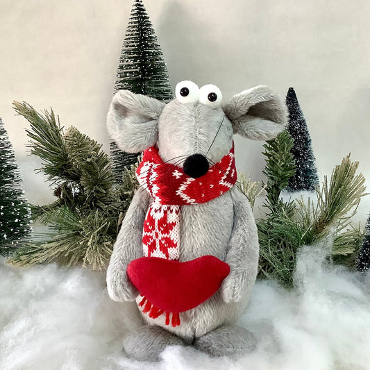 Souris grise en peluche à poser avec écharpe et coeur ht 22.5 cm
